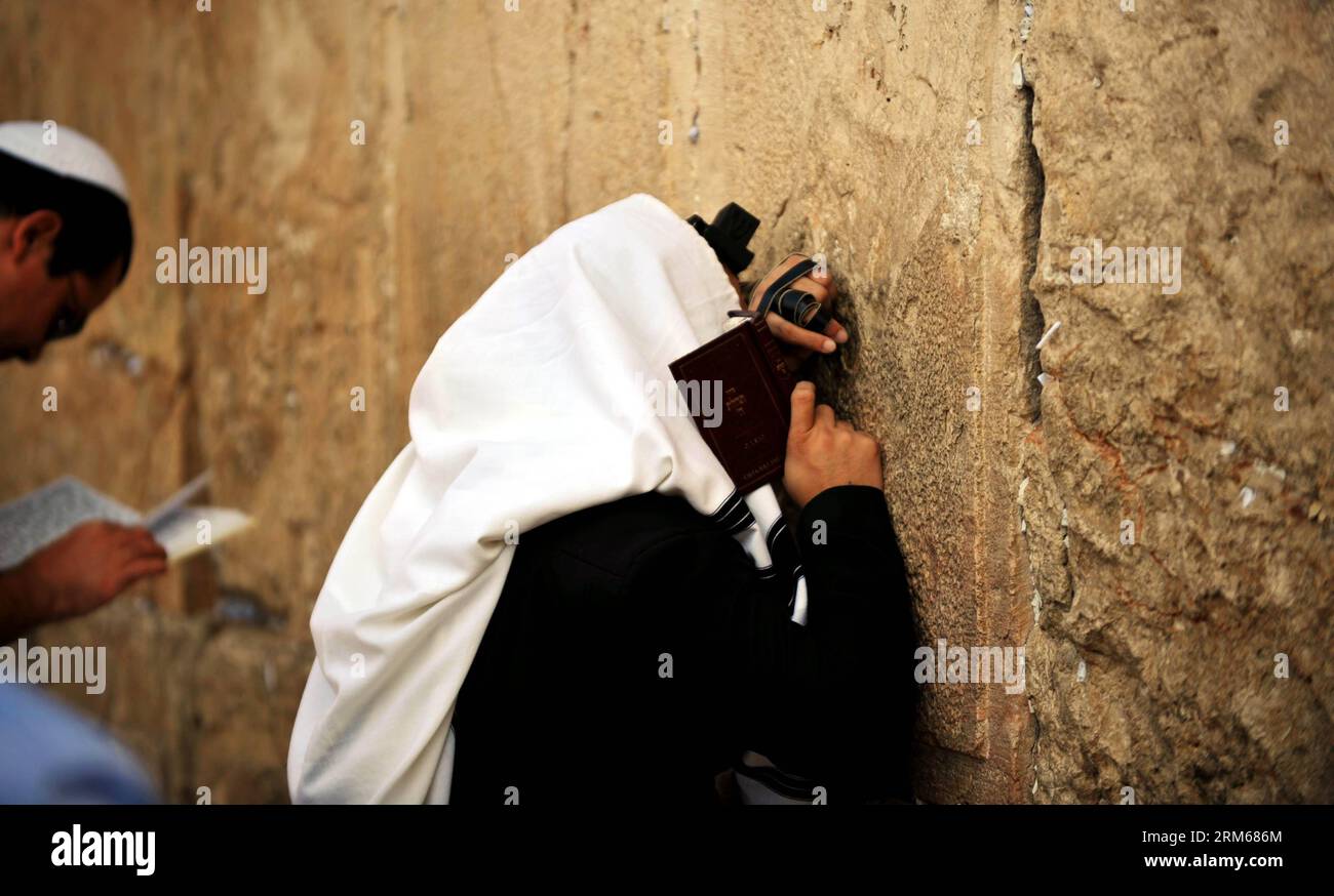 JÉRUSALEM, 17 déc. 2013 (Xinhua) -- Une femme prie au mur Ouest dans la vieille ville de Jérusalem le 18 novembre 2013. Jérusalem, l'une des plus anciennes villes du monde, est sainte pour les trois grandes religions abrahamiques - le judaïsme, le christianisme et l'islam. Israéliens et Palestiniens revendiquent Jérusalem comme capitale, Israël y maintenant ses principales institutions gouvernementales. La vieille ville de Jérusalem a été traditionnellement divisée en quatre quartiers, à savoir les quartiers arménien, chrétien, juif et musulman. Il est devenu un site du patrimoine mondial en 1981, et est sur la liste du patrimoine mondial en péril. ( Banque D'Images