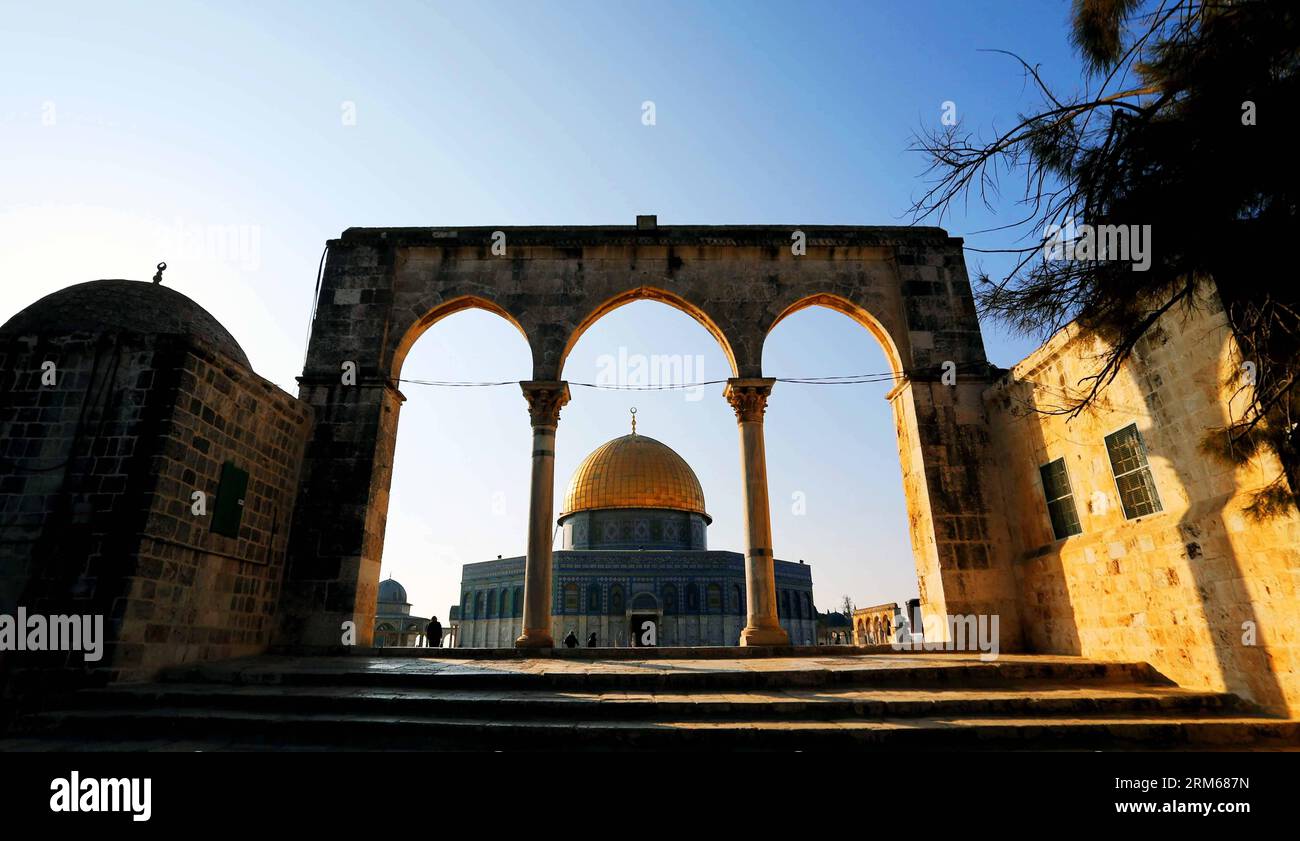 JÉRUSALEM, (Xinhua) -- une photo prise le 19 novembre 2013 montre la vieille ville de Jérusalem. Jérusalem, l'une des plus anciennes villes du monde, est sainte pour les trois grandes religions abrahamiques - le judaïsme, le christianisme et l'islam. Israéliens et Palestiniens revendiquent Jérusalem comme capitale, Israël y maintenant ses principales institutions gouvernementales. La vieille ville de Jérusalem a été traditionnellement divisée en quatre quartiers, à savoir les quartiers arménien, chrétien, juif et musulman. Il est devenu un site du patrimoine mondial en 1981, et est sur la liste du patrimoine mondial en péril. (Xinhua/Li Ying) JÉRUSALEM-W Banque D'Images