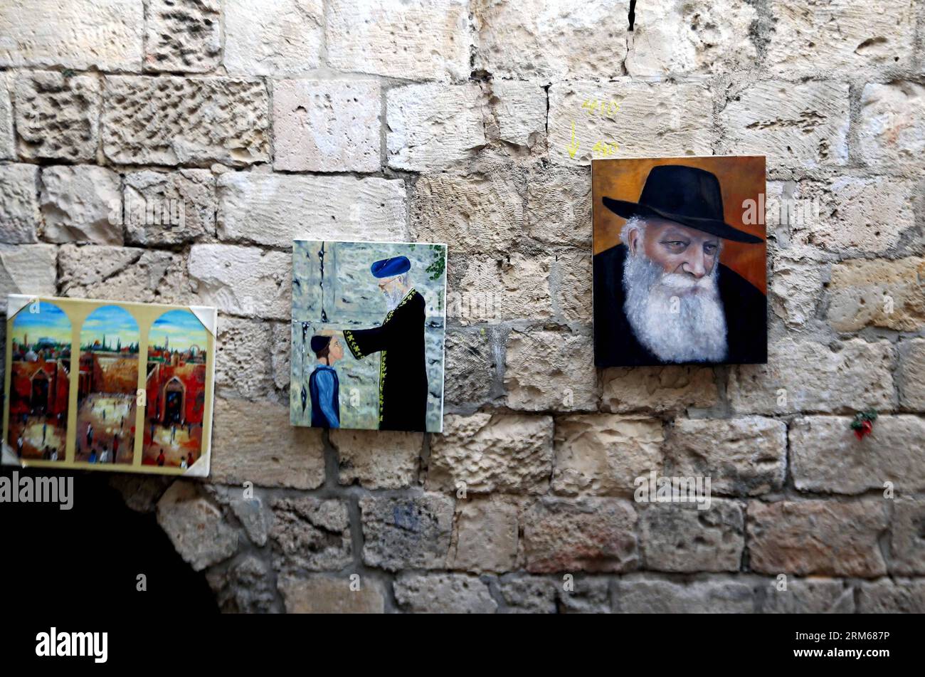 JÉRUSALEM, 17 déc. 2013 (Xinhua) -- des peintures ont été vues devant une maison de la vieille ville de Jérusalem le 17 novembre 2013. Jérusalem, l'une des plus anciennes villes du monde, est sainte pour les trois grandes religions abrahamiques - le judaïsme, le christianisme et l'islam. Israéliens et Palestiniens revendiquent Jérusalem comme capitale, Israël y maintenant ses principales institutions gouvernementales. La vieille ville de Jérusalem a été traditionnellement divisée en quatre quartiers, à savoir les quartiers arménien, chrétien, juif et musulman. Il est devenu un site du patrimoine mondial en 1981, et est sur la liste du patrimoine mondial à Dange Banque D'Images