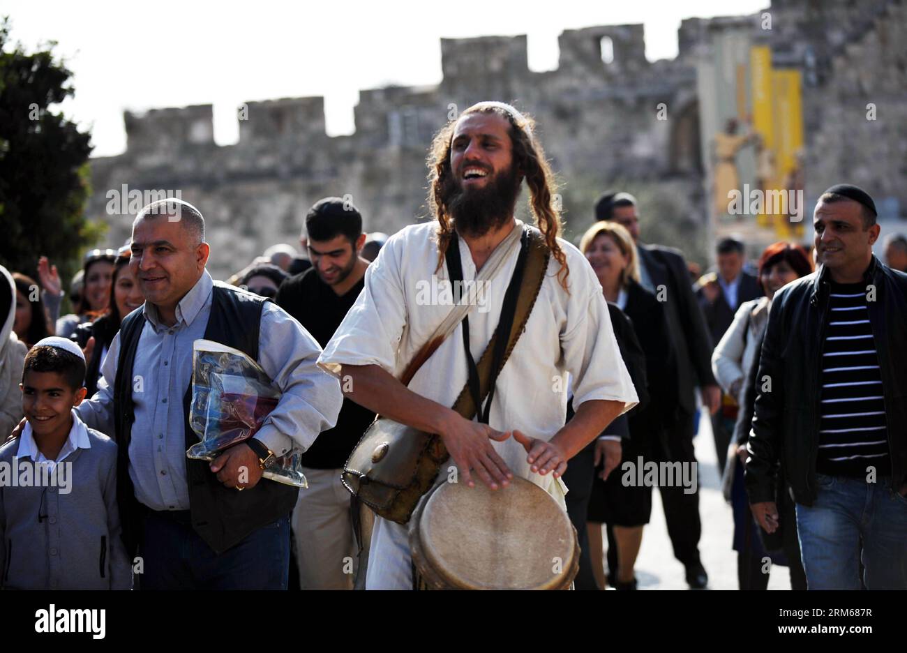JÉRUSALEM, 17 déc. 2013 (Xinhua) -- des gens se réunissent pour célébrer une cérémonie d'adulte de garçon de 13 ans dans la vieille ville de Jérusalem le 18 novembre 2013. Jérusalem, l'une des plus anciennes villes du monde, est sainte pour les trois grandes religions abrahamiques - le judaïsme, le christianisme et l'islam. Israéliens et Palestiniens revendiquent Jérusalem comme capitale, Israël y maintenant ses principales institutions gouvernementales. La vieille ville de Jérusalem a été traditionnellement divisée en quatre quartiers, à savoir les quartiers arménien, chrétien, juif et musulman. Il est devenu un site du patrimoine mondial en 1981, et est sur la liste Banque D'Images