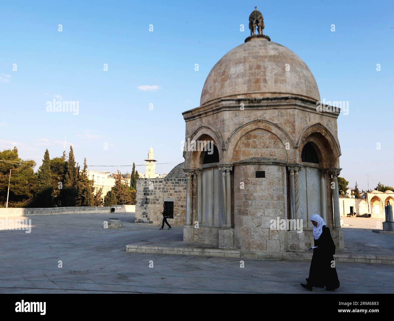 JÉRUSALEM, (Xinhua) -- une photo prise le 19 novembre 2013 montre la vieille ville de Jérusalem. Jérusalem, l'une des plus anciennes villes du monde, est sainte pour les trois grandes religions abrahamiques - le judaïsme, le christianisme et l'islam. Israéliens et Palestiniens revendiquent Jérusalem comme capitale, Israël y maintenant ses principales institutions gouvernementales. La vieille ville de Jérusalem a été traditionnellement divisée en quatre quartiers, à savoir les quartiers arménien, chrétien, juif et musulman. Il est devenu un site du patrimoine mondial en 1981, et est sur la liste du patrimoine mondial en péril. (Xinhua/Li Ying) JÉRUSALEM-W Banque D'Images