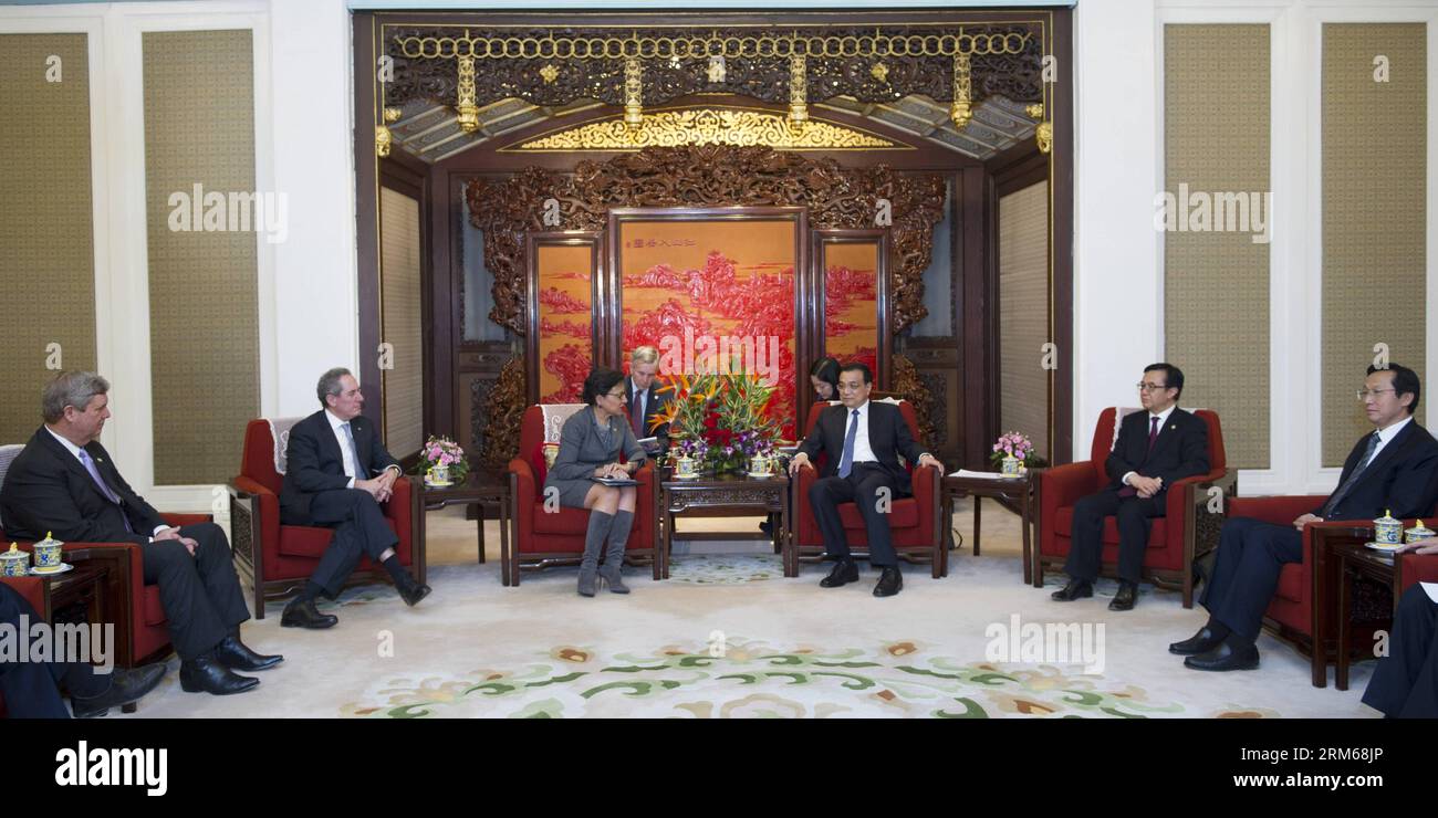 (131219) -- BEIJING, 19 déc. 2013 (Xinhua) -- le premier ministre chinois Li Keqiang rencontre la secrétaire américaine au Commerce Penny Pritzker, le représentant américain au Commerce Michael Froman et le secrétaire américain à l'Agriculture Tom Vilsack qui sont venus assister à la 24e édition sino-américaine Commission mixte du commerce et du commerce à Beijing, capitale de la Chine, 19 décembre 2013. (Xinhua/Xie Huanchi) (zwx) CHINE-LI KEQIANG-États-Unis OFFICIALS-MEETING(CN) PUBLICATIONxNOTxINxCHN Beijing DEC 19 2013 XINHUA le Premier ministre chinois a quitté Keqiang rencontre la secrétaire du Commerce des États-Unis Penny Pritzker représentant au Commerce des États-Unis Michael Froman et Banque D'Images