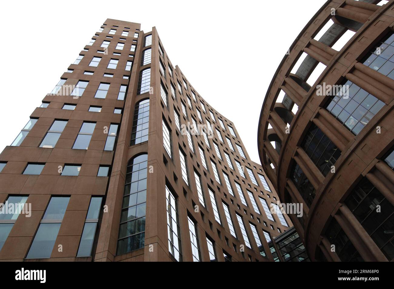 VANCOUVER, (Xinhua) -- une photo prise le 19 décembre 2013 montre la Bibliothèque publique de Vancouver du Canada qui a été classée première bibliothèque publique au monde par l Université Heinrich Heine de Dusseldorf en Allemagne. Ils ont sondé des bibliothèques dans 31 villes à travers le monde et Vancouver est arrivé en tête. Chicago, San Francisco, Shanghai et Toronto se classaient également dans le top cinq. Au bas de la liste se trouvaient les bibliothèques publiques de Francfort, Londres et Dubaï. (Xinhua/Sergei Bachlakov) (yc) CANADA-VANCOUVER-LIBRARY PUBLICATIONxNOTxINxCHN Vancouver XINHUA photo prise LE 19 2013 décembre montre Canada S Vancouver Banque D'Images
