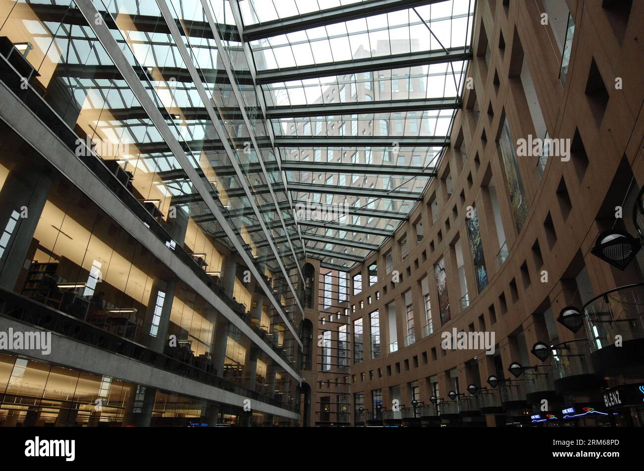 VANCOUVER, (Xinhua) -- une photo prise le 19 décembre 2013 montre le lobby de la Bibliothèque publique de Vancouver du Canada, qui a été classée première bibliothèque publique au monde par l Université Heinrich Heine Dusseldorf d Allemagne. Ils ont sondé des bibliothèques dans 31 villes à travers le monde et Vancouver est arrivé en tête. Chicago, San Francisco, Shanghai et Toronto se classaient également dans le top cinq. Au bas de la liste se trouvaient les bibliothèques publiques de Francfort, Londres et Dubaï. (Xinhua/Sergei Bachlakov) (yc) CANADA-VANCOUVER-LIBRARY PUBLICATIONxNOTxINxCHN Vancouver XINHUA photo prise LE 19 2013 décembre montre le L. Banque D'Images