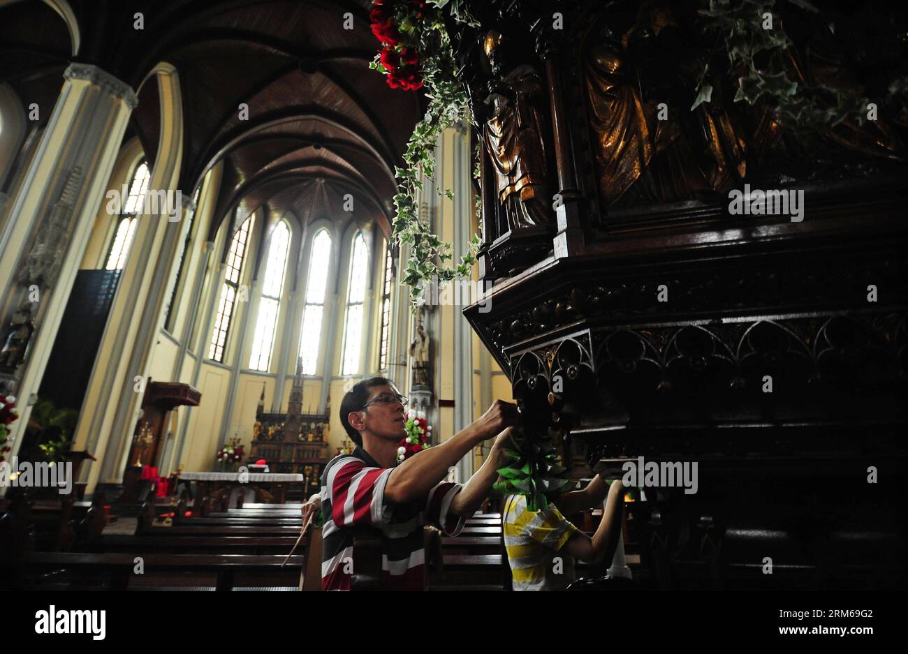 (131223) -- JAKARTA, 23 déc. 2013 (Xinhua) -- les gens se préparent pour les services de Noël à la cathédrale de Jakarta, capitale de l'Indonésie, le 23 décembre 2013. La police nationale indonésienne se prépare à renforcer la sécurité pendant Noël et la Saint-Sylvestre en partie en raison d'une possible menace terroriste pendant les événements, a déclaré le chef de la police nationale, le général Sutarman. (Xinhua/Zulkarnain) INDONESIA-JAKARTA-CHRISTMAS-PREPARATIONS PUBLICATIONxNOTxINxCHN Jakarta 23 2013 déc. Les célébrités XINHUA se préparent pour les services de Noël À la cathédrale de Jakarta capitale de l'Indonésie LE 23 2013 déc. Le National indonésien Banque D'Images