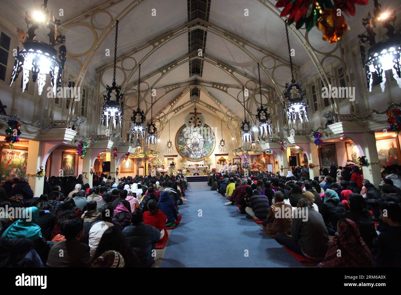 (131225) -- KATMANDOU, 25 déc. 2013 (Xinhua) -- les gens prient la veille de Noël à l'église de l'Assomption à Lalitpur, Népal, le 24 décembre 2013. (Xinhua/Sunil Sharma) NÉPAL-LALITPUR-VEILLE DE NOËL PUBLICATIONxNOTxINxCHN Katmandou DEC 25 2013 célébrités XINHUA prient LA veille de Noël À l'église de l'Assomption à Lalitpur Népal DEC 24 2013 XINHUA Sunil Sharma Népal Lalitpur veille de Noël PUBLICATIONxNOTxINxCHN Banque D'Images
