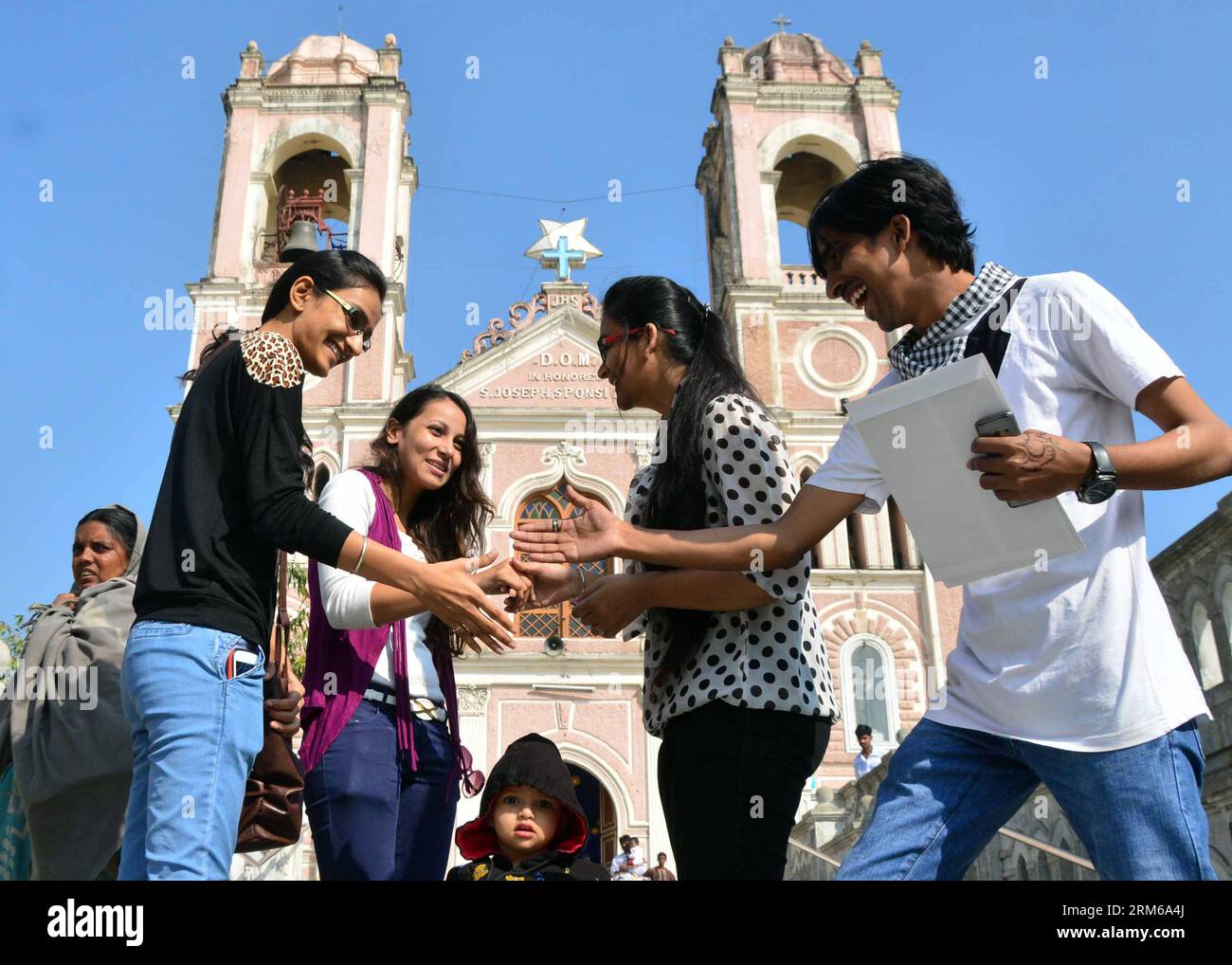 (131226) -- HYDERABAD, 26 déc. 2013 (Xinhua) -- les gens se saluent après avoir offert des prières à Noël à Saint-Laurent Cathédrale de Joseph à Hyderabad, Inde, 25 décembre 2013. (Xinhua/Stringer) INDIA-HYDERABAD-CHRISTMAS PUBLICATIONxNOTxINxCHN Hyderabad DEC 26 2013 les célébrités de XINHUA se saluent après avoir offert des prières À Noël À la cathédrale St Joseph S de Hyderabad Inde DEC 25 2013 XINHUA Stringer India Hyderabad Noël PUBLICATIONxNOTxINxCHN Banque D'Images