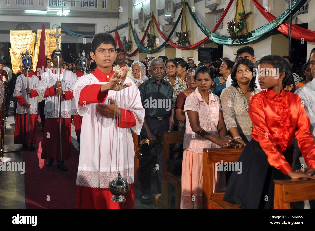 (131226) -- COLOMBO, 26 déc. 2013 (Xinhua) -- une messe de Noël à la Saint Ann s Church in Colombo, Sri Lanka, 25 décembre 2013. (Xinhua/Gayan Sameera) SRI LANKA-COLOMBO-CHRISTMAS PUBLICATIONxNOTxINxCHN Colombo DEC 26 2013 célébrités XINHUA une messe de Noël À l'église St Ann S de Colombo Sri Lanka DEC 25 2013 XINHUA Gayan Sameera Sri Lanka Colombo Christmas PUBLICATIONxNOTxINxCHN Banque D'Images