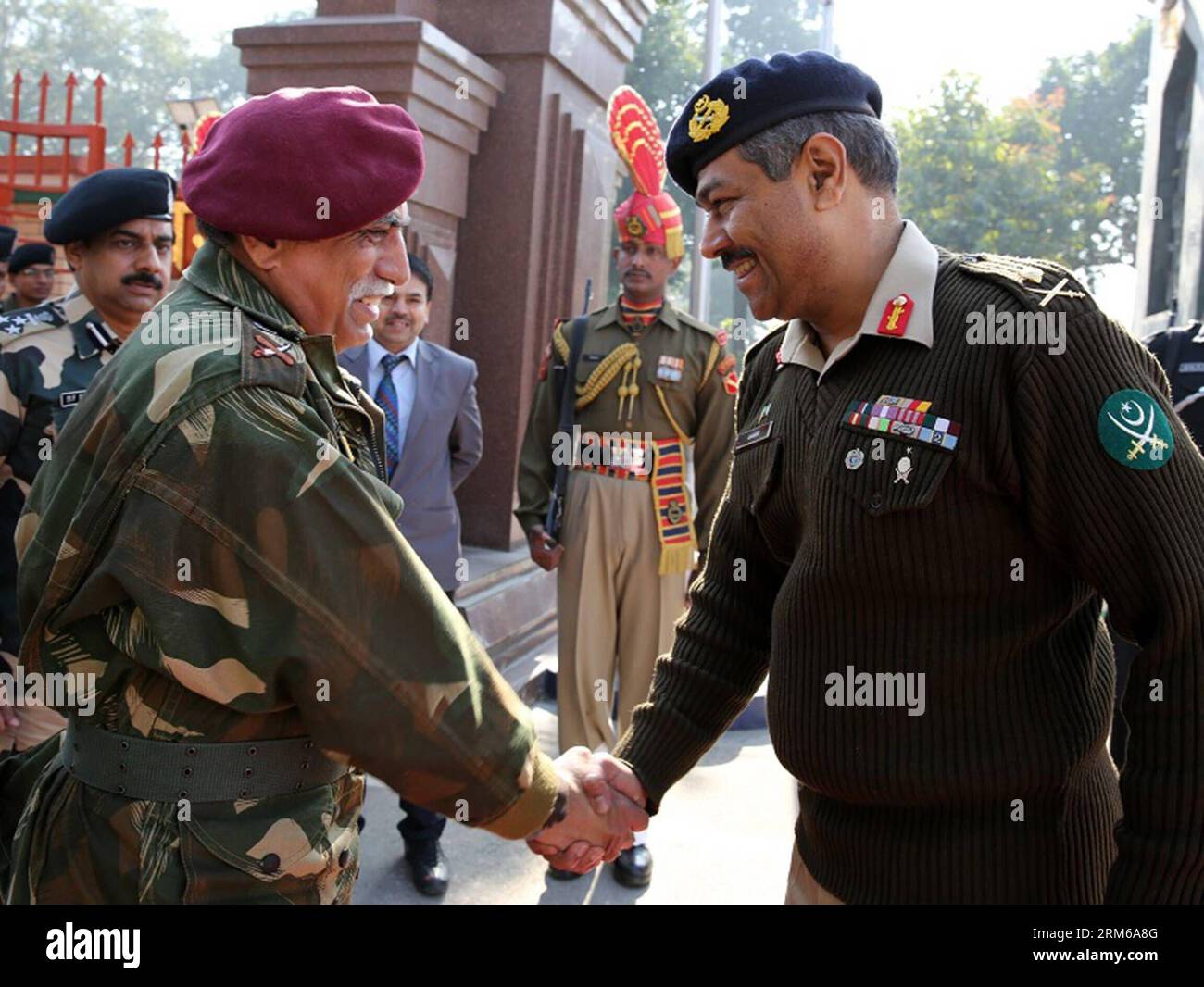 (131225) -- WAHGAH, 25 déc. 2013 (Xinhua) -- dans cette photo distribuée par les relations publiques inter-services du Pakistan (ISPR) le 24 décembre 2013, le directeur général pakistanais des opérations militaires (DGMO), le major-général Aamer Riaz (R) serre la main de son homologue indien, le lieutenant-général Vinod Bhatia, à son arrivée au poste frontière Pakistan-Inde de Wagah. Les responsables militaires pakistanais et indiens ont convenu mardi de mettre en œuvre un cessez-le-feu bilatéral le long de la ligne de contrôle (LOC) dans la région contestée du Cachemire, ont déclaré les militaires. (XINHUA/ISPR) PAKISTAN-WAGAH-INDE-RÉUNION MILITAIRE PUBLICA Banque D'Images