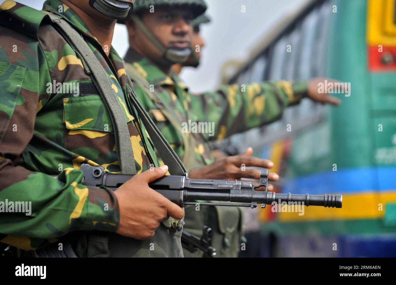 DHAKA, 26 déc. 2013 (Xinhua) -- des officiers militaires bangladais sont déployés en prévision des prochaines élections à Dhaka, Bangladesh, le 26 décembre 2013. Des dizaines de milliers de soldats bangladais ont été déployés à travers le pays avant le scrutin parlementaire prévu pour le 5 janvier 2014 dans un contexte de boycott par la principale alliance de l’opposition. (Xinhua) BANGLADESH-DHAKA-ELECTION-SECURITY PUBLICATIONxNOTxINxCHN Dhaka DEC 26 2013 XINHUA des officiers militaires bangladais sont déployés avant les prochaines élections à Dhaka Bangladesh DEC 26 2013 des dizaines de milliers de soldats bangladais ont été déployés dans tout le pays Banque D'Images