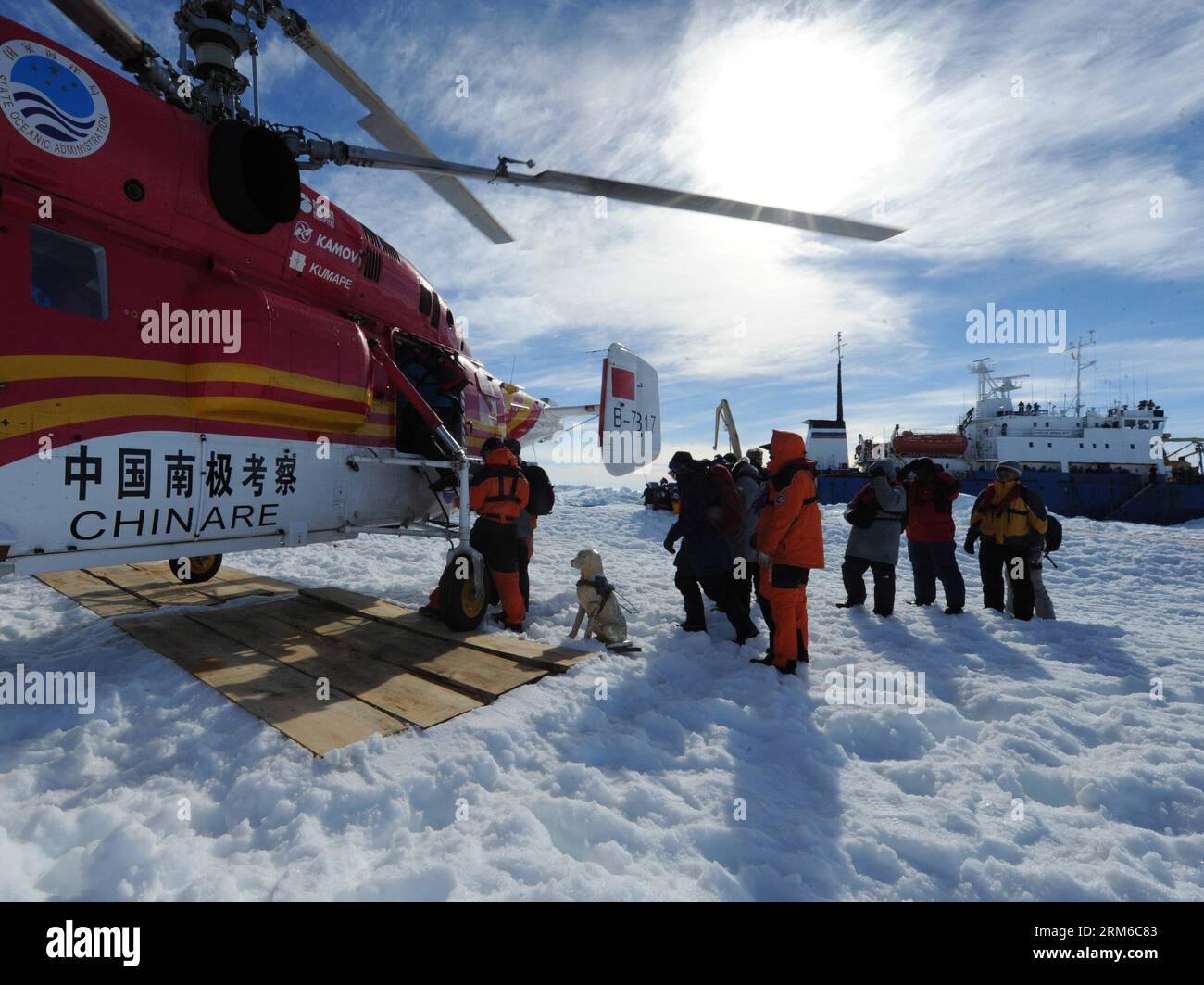 (140102) -- A BORD DE XUELONG, 2 janvier 2014 (Xinhua) -- les passagers du navire russe piégé MV Akademik Shokalskiy se préparent à monter à bord de l'hélicoptère chinois Xueying 12 au large de l'Antarctique, le 2 janvier 2014. Les passagers à bord de l'Akademik Shokalskiy ont été transférés avec succès par hélicoptère chinois à la surface des glaces près du navire de sauvetage australien Aurora Australis jeudi après que le navire russe se soit coincé dans la glace de mer au large de l'Antarctique. (Xinhua/Zhang Jiansong) (zc) EXPÉDITION CHINE-ANTARCTIQUE-SAUVETAGE DE NAVIRES RUSSES (CN) PUBLICATIONxNOTxINxCHN à bord du XUELONG Jan 2 2014 passagers XINHUA de la Rus piégée Banque D'Images
