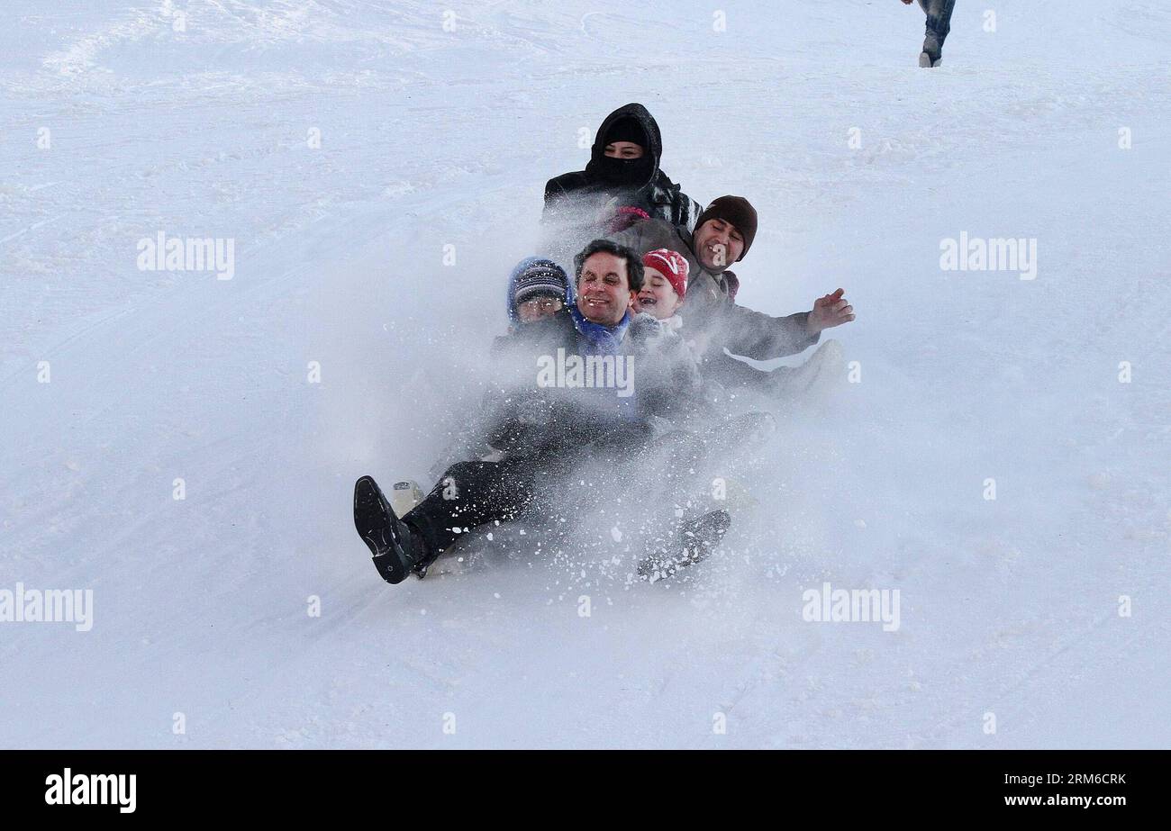 (140103) -- TÉHÉRAN, 3 janv. 2014 (Xinhua) -- les gens skient à la station de ski de Shemshak dans le nord de Téhéran, capitale de l'Iran, le 3 janvier 2014. Après de fortes chutes de neige à Téhéran, les gens se sont rendus dans les stations de ski autour de la ville vendredi. (Xinhua/Ahmad Halabisaz) IRAN-TEHRAN-SNOWFALL-SKI PUBLICATIONxNOTxINxCHN TÉHÉRAN Jan 3 2014 célébrités XINHUA ski À la station de ski Shemshak dans le nord de TÉHÉRAN capitale de l'Iran LE 3 2014 janvier après de fortes chutes de neige à TÉHÉRAN célébrités sont allées dans les stations de ski autour de la ville vendredi XINHUA Ahmad Halabisaz Iran TÉHÉRAN Snowfall ski PUBLICATIONxNOTxINxCHN Banque D'Images