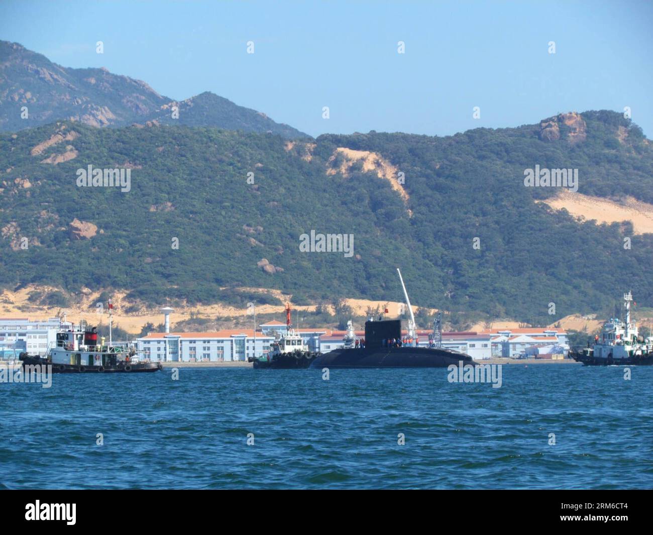 (140103) -- HANOI, 3 janvier 2014 (Xinhua) -- le premier sous-marin vietnamien de fabrication russe Hanoi arrive au port militaire de Cam Ranh dans le sud du Vietnam le 3 janvier 2014. Le sous-marin diesel est arrivé vendredi au port militaire de Cam Ranh. C'est le premier des six sous-marins de classe 636 kilo que le Vietnam devrait quitter la Russie pour moderniser sa marine. La cérémonie de remise aura lieu le 10 janvier. (Xinhua/VNA) (dzl) VIETNAM-CAM RANH-SUBMARINE-RUSSIA-ARRIVAL PUBLICATIONxNOTxINxCHN Hanoi Jan 3 2014 XINHUA Vietnam S Premier sous-marin russe Hanoi arrive AU port militaire Cam au Sud Vietnam LE 3 2014 janvier LE D Banque D'Images