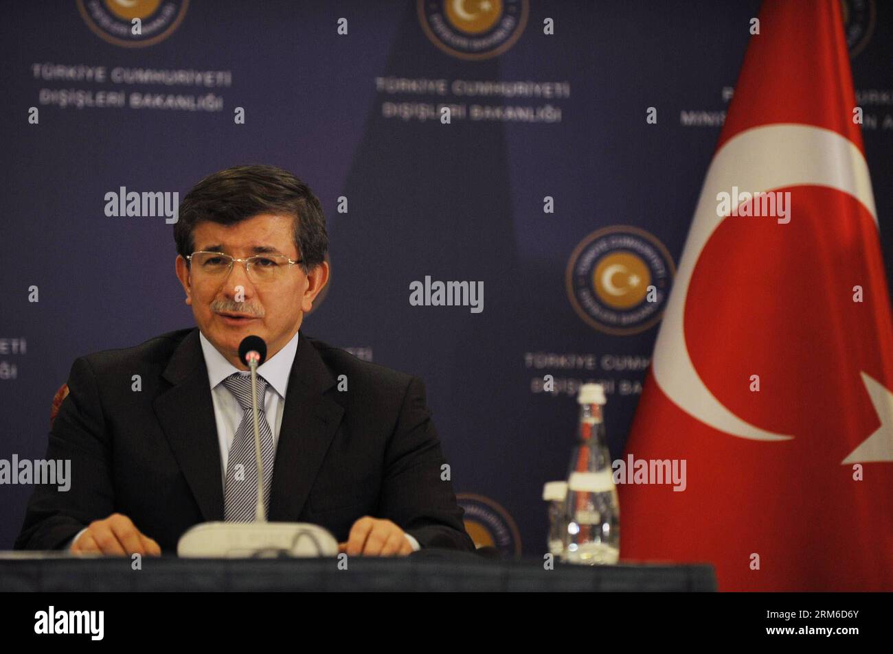 Le ministre turc des Affaires étrangères Ahmet Davutoglu s’adresse à une conférence de presse à Istanbul, en Turquie, le 4 janvier 2014. Ahmet Davutoglu et son homologue iranien Mohammad Javad Zarif ont tenu une conférence de presse commune après leur réunion à huis clos de deux heures à Istanbul. Le voyage d'une journée de Mohammad Javad Zarif est venu alors que la Turquie cherche à améliorer les liens politiques et économiques avec son voisin, mais le gouvernement turc à Ankara est impliqué dans une crise politique profonde à cause du scandale de la corruption. (Xinhua/lu Zhe) TURQUIE-ISTANBUL-FM-MEETING PUBLICATIONxNOTxINxCHN les ministres turcs des Affaires étrangères Ahmet s'adressent à une conférence de presse Banque D'Images