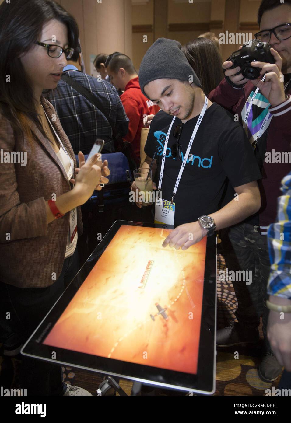 Les journalistes assistent à la présentation du nouveau PC de table Horizon 2 de Lenovo, un écran tactile de 27 pouces à 10 points qui peut être jumelé à un téléphone Android lors du ces Unveiled, un événement de présentation médiatique au Consumer Electronics Show (ces) annuel, à Las Vegas, Nevada, le 5 janvier 2014. Le plus grand salon mondial des technologies grand public, également connu sous le nom de Consumer Electronics Show (ces), se tiendra du 7 au 10 janvier à Las Vegas, Nevada. (Xinhua/Yang Lei) US-LAS VEGAS-ces-MEDIA PREVIEW PUBLICATIONxNOTxINxCHN journalistes regarder LA PRÉSENTATION de LENOVO S New Horizon 2 Table PC un Thatcher à écran tactile de 27 pouces 10 points PEUT être pa Banque D'Images