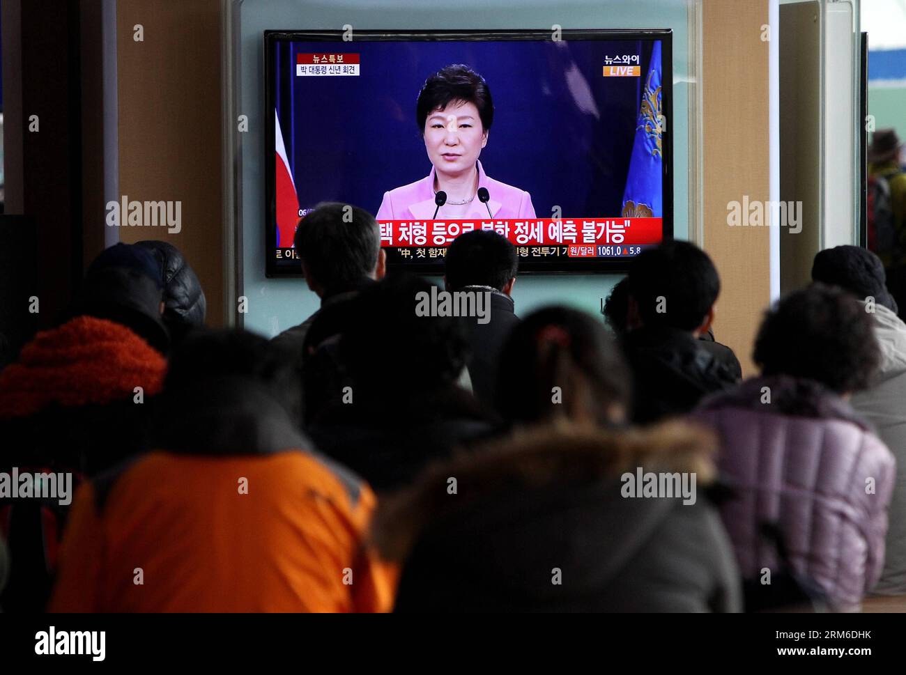 (140106) -- SÉOUL, 6 janv. 2014 (Xinhua) -- les gens regardent une émission de nouvelles télévisées avec la présidente sud-coréenne Park Geun-hye prononçant un discours du nouvel an à la gare ferroviaire de Séoul, en Corée du Sud, le 6 janvier 2014. (Xinhua/Park Jin hee) CORÉE DU SUD-SEOUL-PARK GEUN-HYE-NEW YEAR NEWS CONFERENCE PUBLICATIONxNOTxINxCHN Séoul Jan 6 2014 célébrités XINHUA Regardez un programme de nouvelles télévisées avec le président sud-coréen Park Geun hye prononçant un discours du nouvel an S À la gare de Séoul en Corée du Sud Jan 6 2014 XINHUA Park Jin Hee Corée du Sud Séoul Park Geun hye New Year News Conference PUBLICATION Banque D'Images