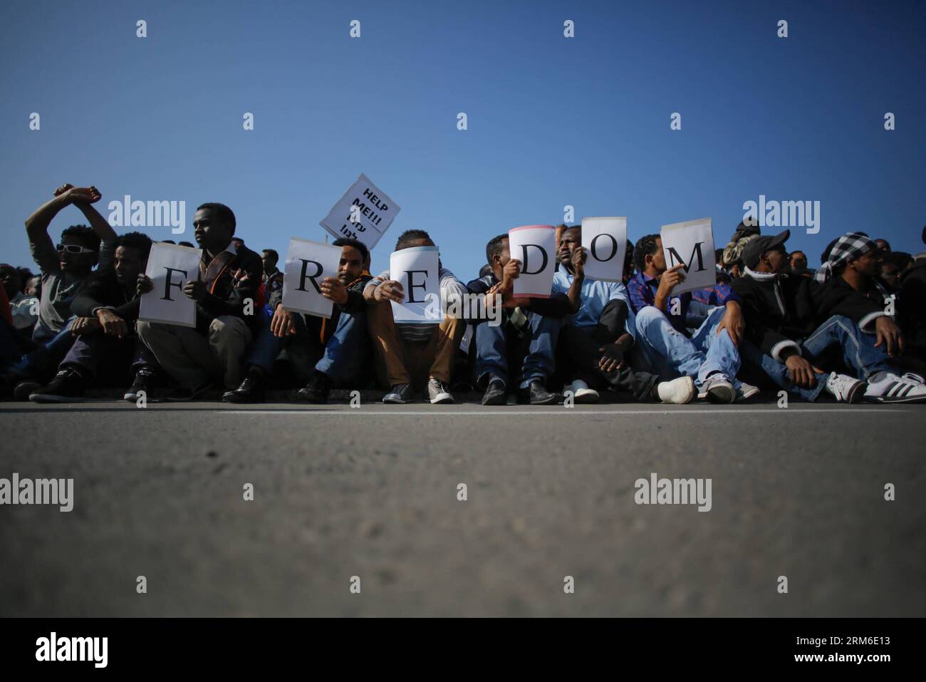 (140106) -- TEL AVIV, 6 janv. 2014 (Xinhua) -- des demandeurs d'asile africains manifestent devant l'ambassade des États-Unis pour réclamer l'asile et le droit au travail au gouvernement israélien à tel Aviv, Israël, le 6 janvier 2014, deuxième jour de manifestations de masse contre les politiques d'immigration israéliennes. Des milliers de demandeurs d’asile africains sont descendus dans les rues de tel Aviv lors d’une marche vers les ambassades des États-Unis, des pays européens et de l’ONU, demandant à Israël de reconnaître leurs demandes d’asile. (Xinhua/JINI/Daniel Bar on) -ISRAËL OUT- ISRAËL-TEL AVIV-AFRICAN ASYLUM SEEKERS-MASS PROTEST PUBLICATIONxNOTxINxCHN tel Aviv Jan Banque D'Images