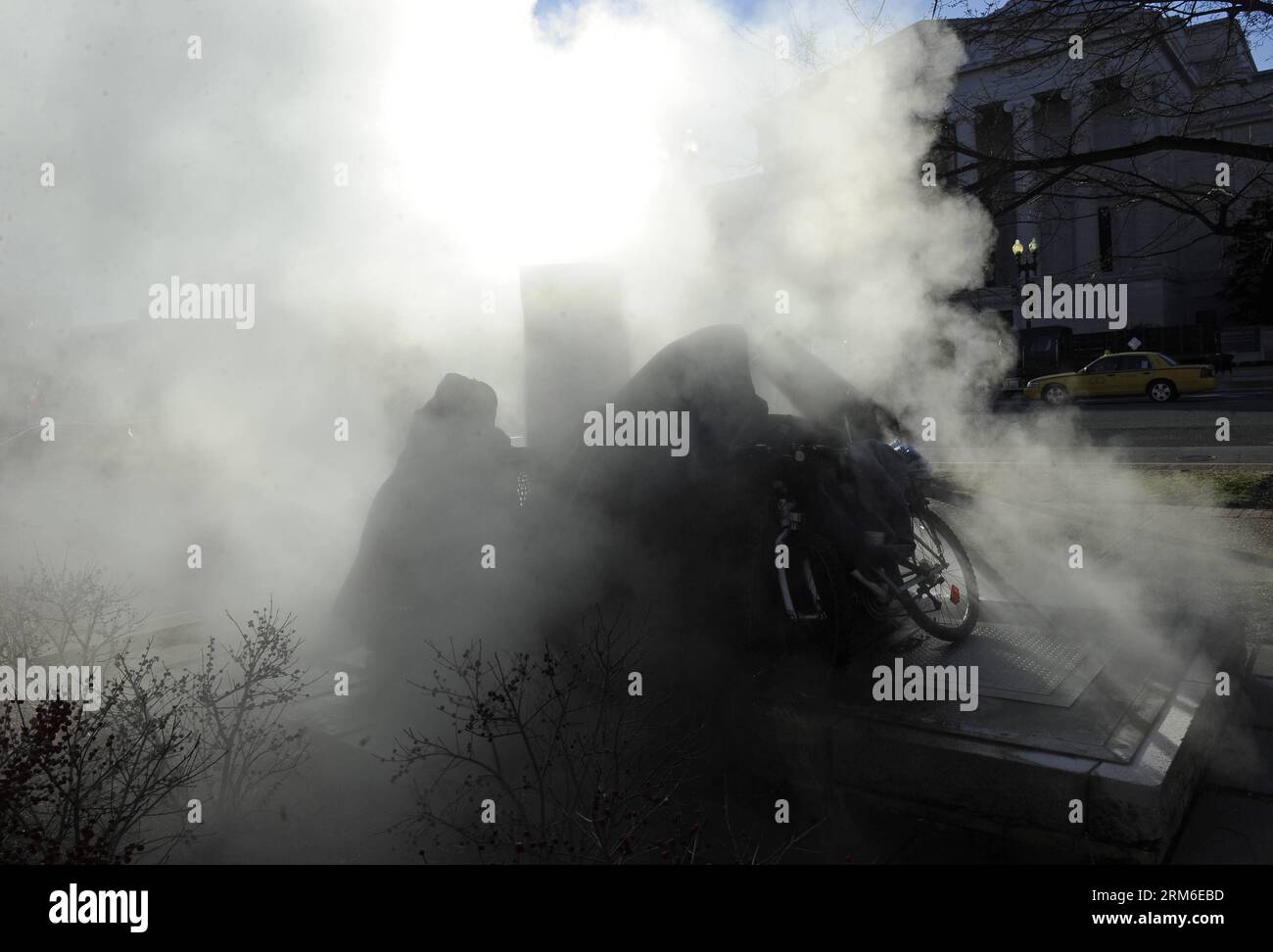 (140107) -- WASHINGTON D.C., 7 janvier 2014 (Xinhua) -- des sans-abri se réchauffent à une sortie de vapeur à Washington D.C., capitale des États-Unis, 7 janvier 2014. Le nord et le centre des États-Unis ont été frappés par les températures les plus froides depuis environ deux décennies cette semaine en raison du front froid polaire, avec quelque 140 millions de personnes touchées. (Xinhua/Zhang Jun) US-WASHINGTON-COLD WAVE PUBLICATIONxNOTxINxCHN Washington D C Jan 7 2014 XINHUA Home les hommes se réchauffent À une sortie de vapeur à Washington D C capitale des États-Unis Jan 7 2014 les parties nord et centrale de l'U S étaient Banque D'Images