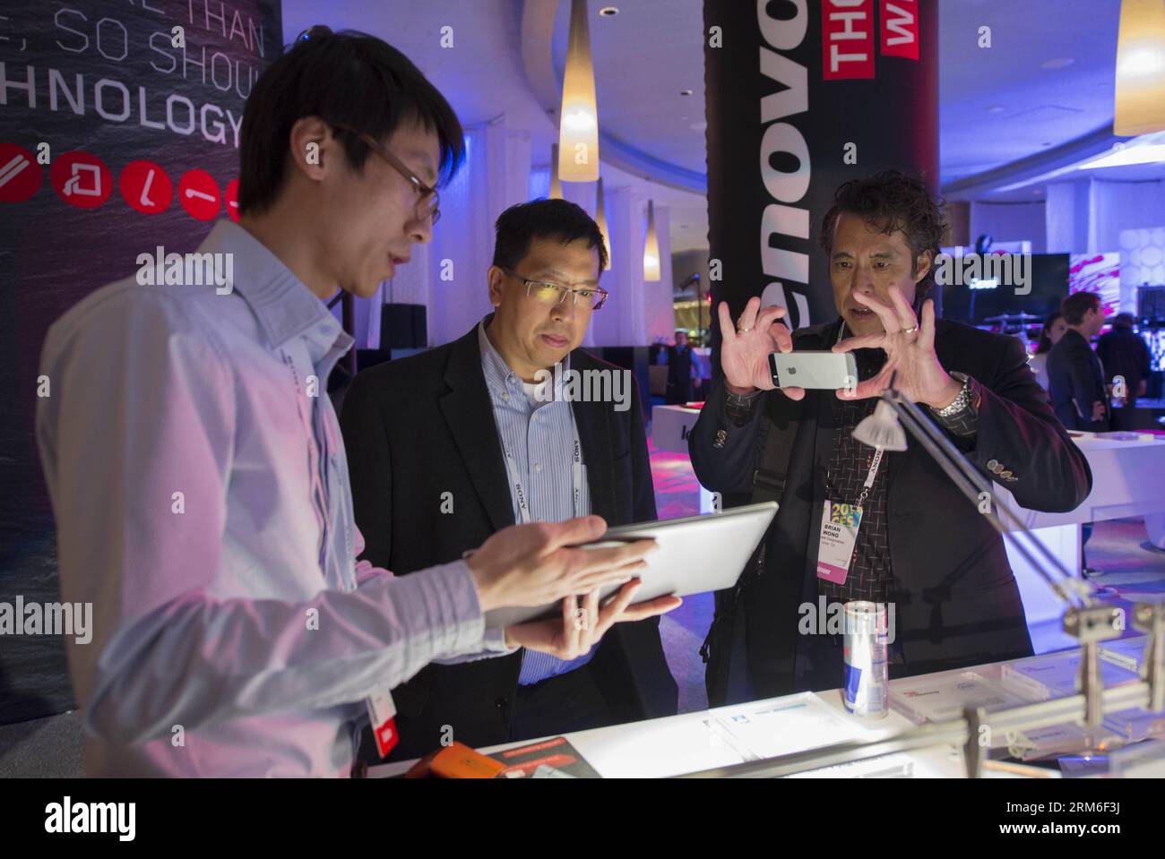 (140109) -- LAS VEGAS, 9 janv. 2014 (Xinhua) -- les gens visitent le stand Lenovo de la Chine au ces 2014 le 7 janvier 2014, à Las Vegas, aux États-Unis. Le ces International 2014 a ouvert mardi matin et durera jusqu'à vendredi. (Xinhua/Yang Lei) États-Unis-LAS VEGAS-EXPOSITION ÉLECTRONIQUE GRAND PUBLIC-MARQUE CHINOISE PUBLICATIONxNOTxINxCHN Las Vegas janvier 9 2014 des célébrités de XINHUA visitent China S LENOVO Stand au ces international 2014 LE 7 2014 janvier à Las Vegas aux États-Unis le ces international 2014 a ouvert mardi matin et se chargera jusqu'à vendredi XINHUA Yang Lei U. s Las Vegas Consumer Banque D'Images