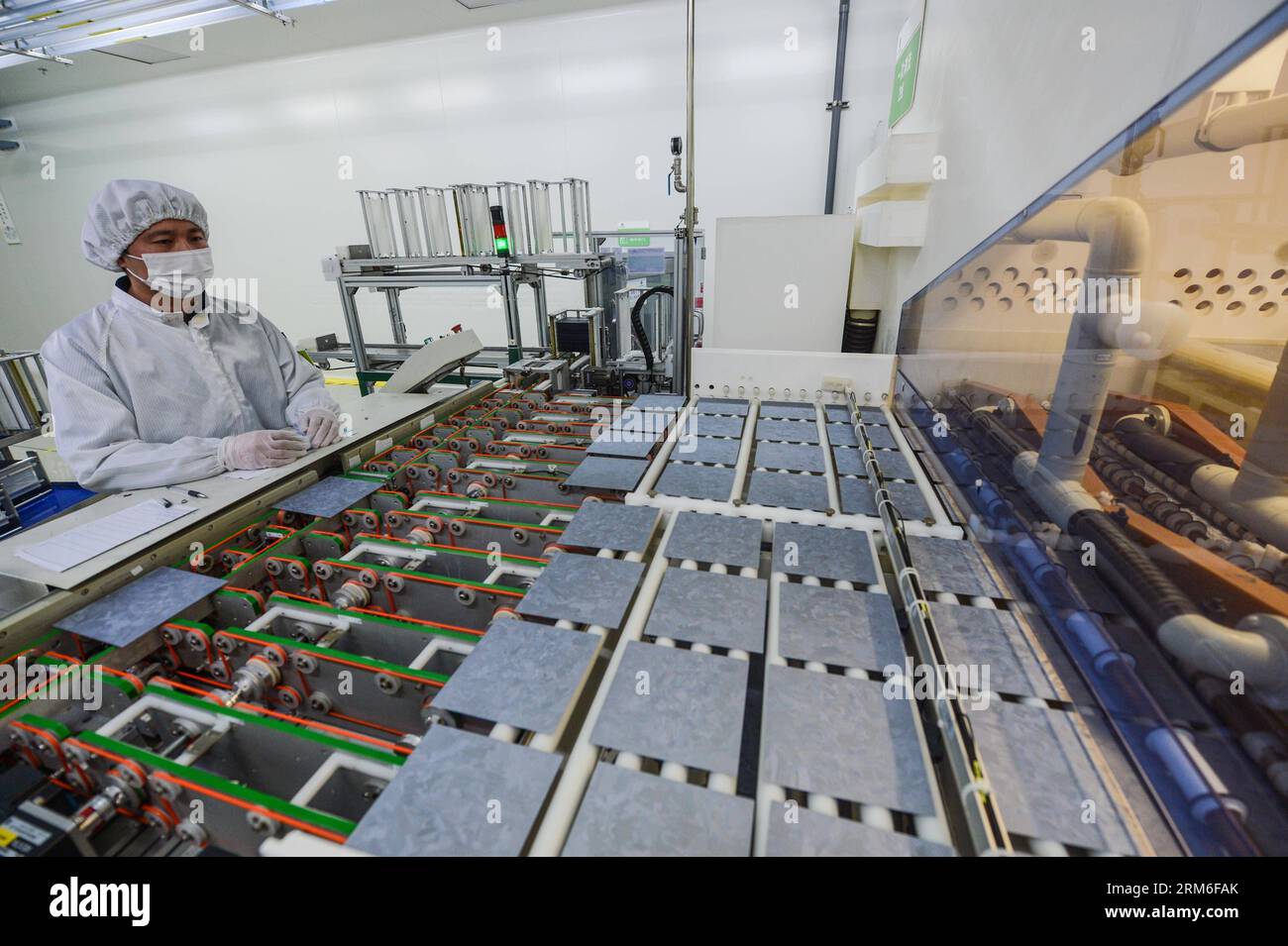 (140109) -- HANGZHOU, 9 janv. 2014 (Xinhua) -- Un ouvrier produit des panneaux solaires dans l'usine du groupe Chint à Hangzhou, capitale de la province du Zhejiang de l'est de la Chine, 9 janv. 2014. Le groupe Chint est devenu la plus grande entreprise privée dans l'investissement dans la production d'énergie photovoltaïque en Chine avec l'investissement total de 13 milliards de yuans (environ 2,15 milliards de dollars américains) et la capacité de production d'énergie photovoltaïque de 1200 mégawatts. (Xinhua/Xu Yu) (mt) CHINA-PHOTOVOLTAIC PRODUCT-CHINT GROUP (CN) PUBLICATIONxNOTxINxCHN Hangzhou Jan 9 2014 XINHUA a travailleurs produits panneaux solaires dans le fait Banque D'Images