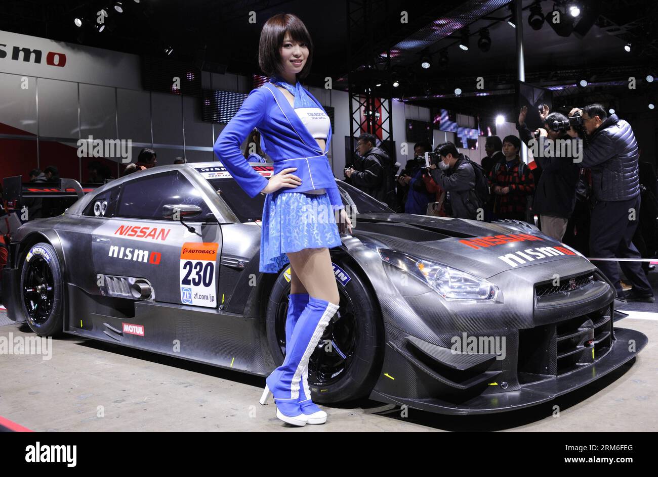 Un mannequin pose pour des photos devant une GT-R NISMO de Nissan au Tokyo Auto salon 2014 à Chiba, Japon, le 10 janvier 2014. Quelque 400 entreprises ont participé à l’événement de 3 jours, qui s’est déroulé jusqu’au 12 janvier. (Xinhua/Stringer) JAPON-TOKYO AUTO SALON 2014-EVENT PUBLICATIONxNOTxINxCHN un modèle pose pour des photos devant une Nissan S GT r Nismo AU Tokyo car salon 2014 à Chiba Japon janvier 10 2014 quelque 400 entreprises ont participé à l'événement de 3 jours qui a ce héros jusqu'au 12 janvier XINHUA Stringer Japon Tokyo car salon 2014 événement PUBLICATIONxNOTxINxCHN Banque D'Images