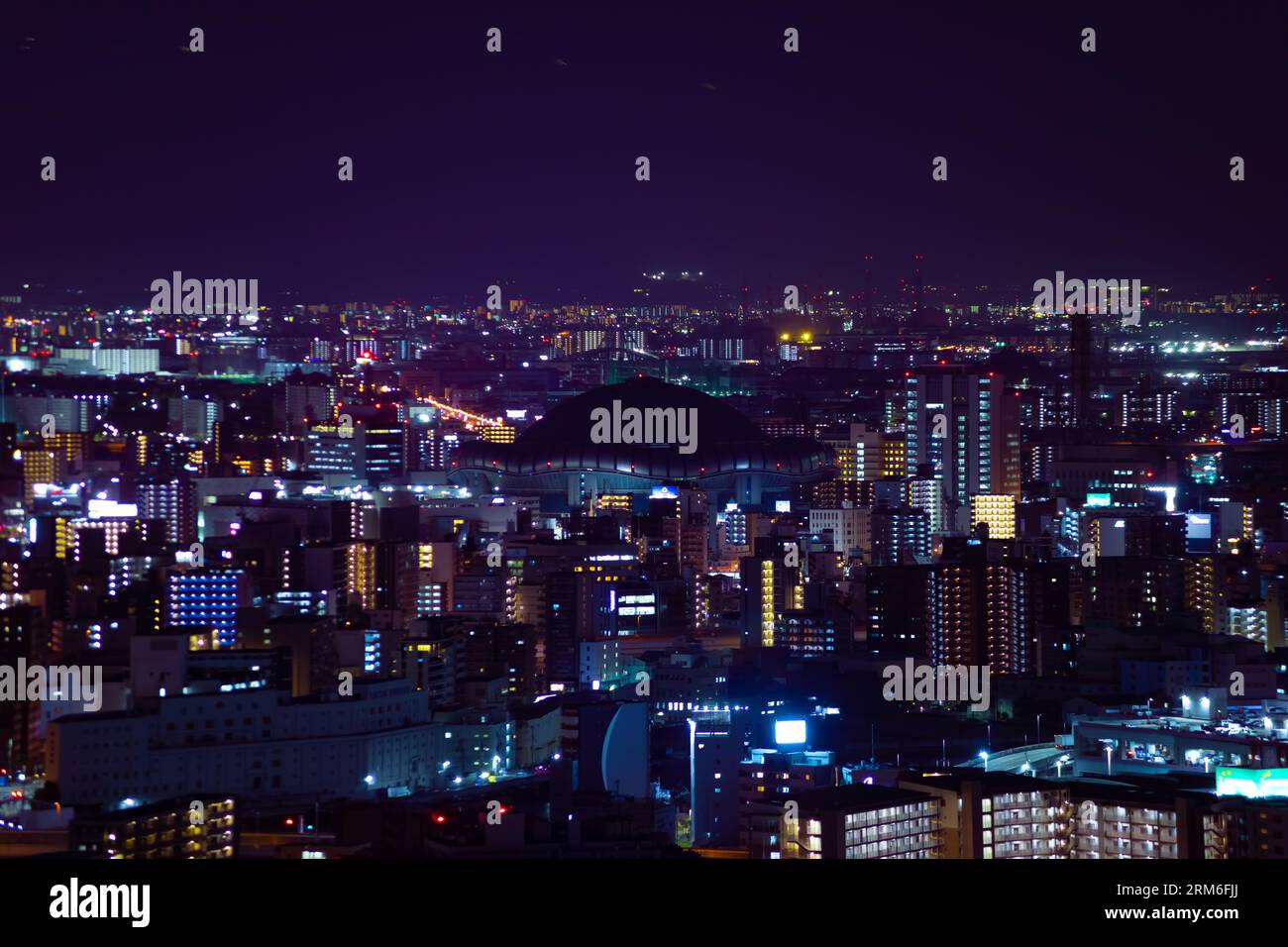 Un paysage urbain de nuit par vue grand angle près du dôme Kyocera dans Osaka téléobjectif Banque D'Images