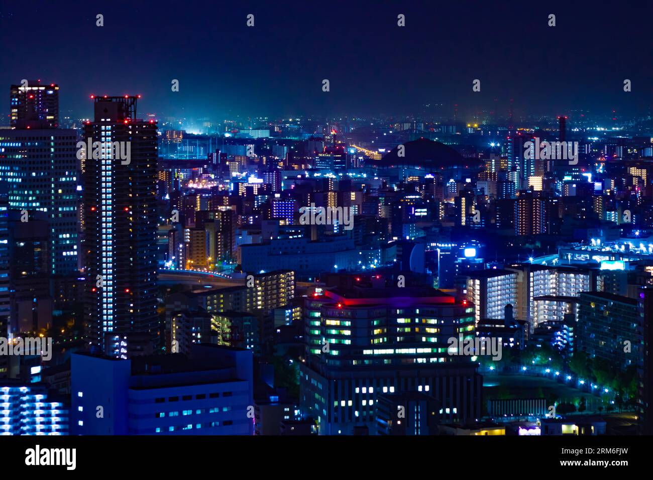 Un paysage urbain de nuit par vue à grand angle près du dôme Kyocera à Osaka Banque D'Images