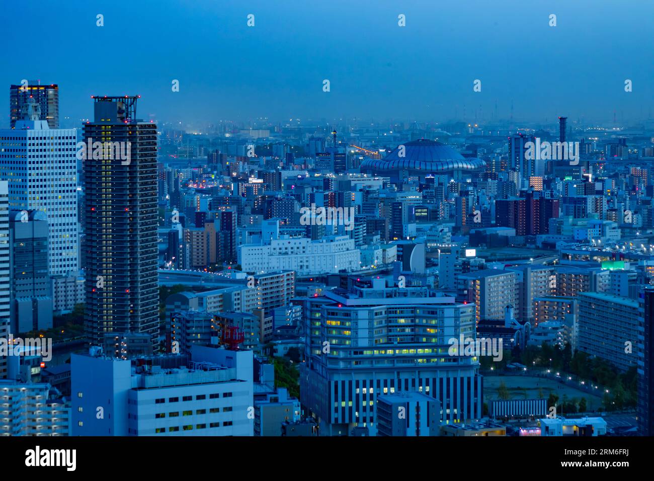 Un paysage urbain au crépuscule par vue à grand angle près du dôme Kyocera à Osaka Banque D'Images