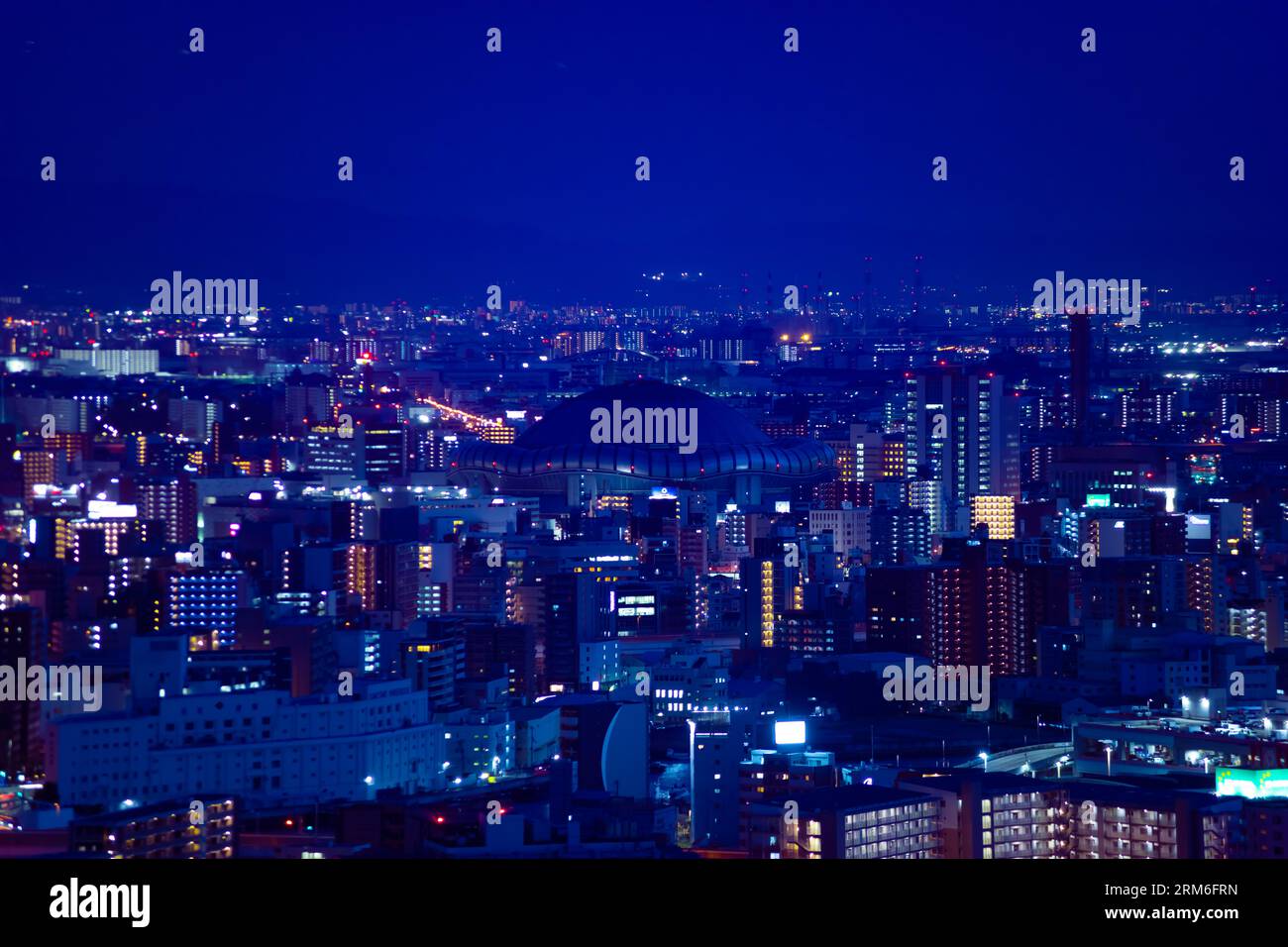 Un paysage urbain au crépuscule par vue en grand angle près du dôme Kyocera dans Osaka téléobjectif Banque D'Images