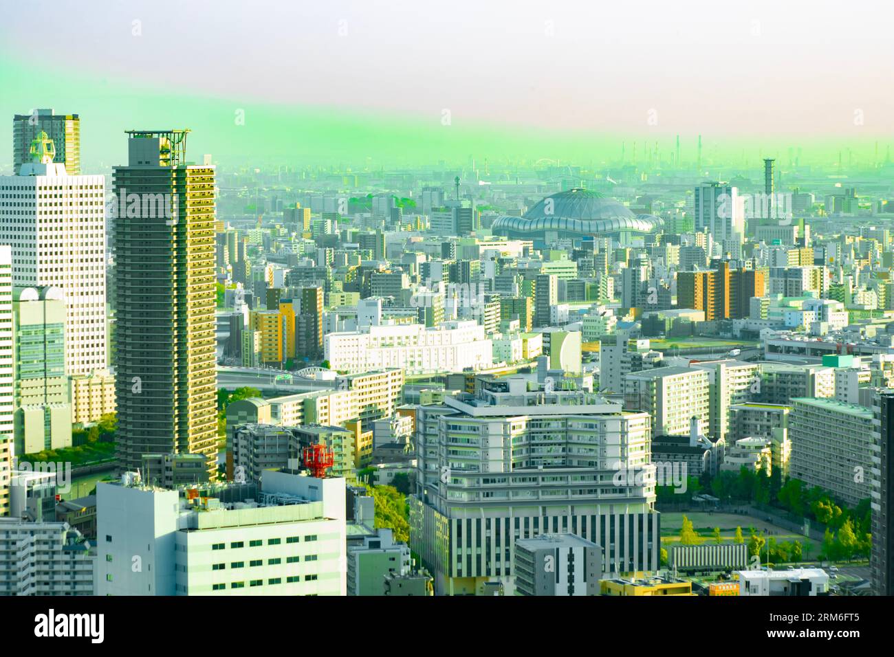 Un paysage urbain au crépuscule par vue à grand angle près du dôme Kyocera à Osaka Banque D'Images