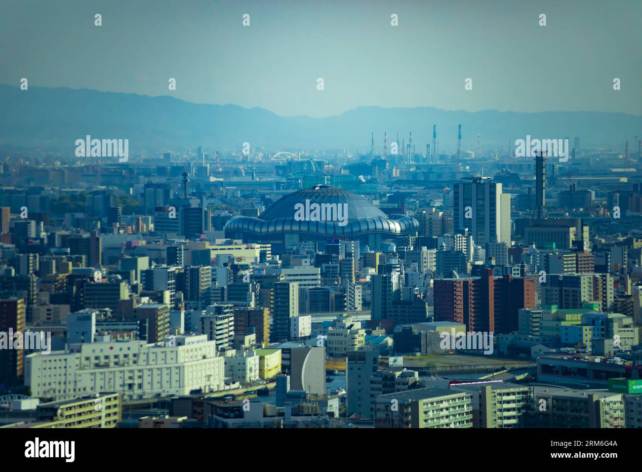 Un paysage urbain au crépuscule par vue en grand angle près du dôme Kyocera dans Osaka téléobjectif Banque D'Images