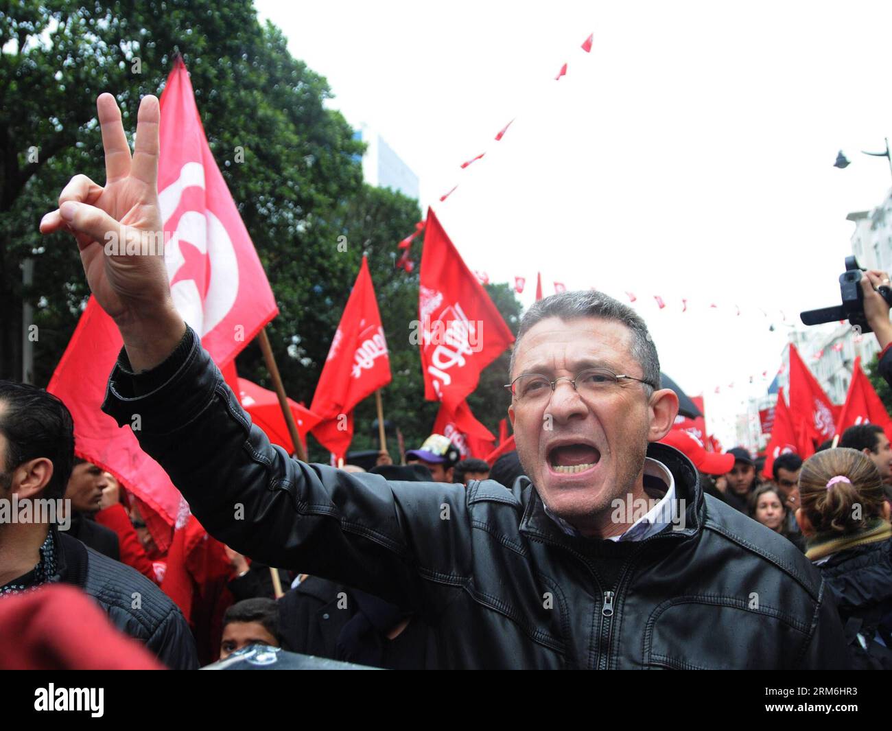 (140114) -- TUNIS, 14 janv. 2014 (Xinhua) -- des Tunisiens participent à un rassemblement marquant le troisième anniversaire de l'éviction de l'ancien président Zine Al Abidine Ben Ali, à Tunis, Tunisie, le 14 janvier 2014. Le 14 janvier 2011, Ben Ali s’est enfui en Arabie saoudite après près d’un mois de manifestations populaires nationales contre son règne. (Xinhua/Adher) TUNISIE-POLITICS-ANNIVERSARY PUBLICATIONxNOTxINxCHN Tunis Jan 14 2014 XINHUA participe à un rassemblement marquant le troisième anniversaire de l'ancien président Zine Al Abidine Ben Ali à Tunis Tunisie LE 14 2014 janvier LE 14 2011 janvier Ben Ali en Arabie Saoudite après paris Banque D'Images