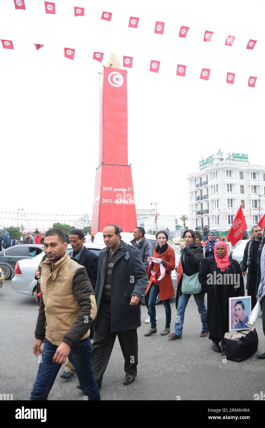 (140114) -- TUNIS, 14 janv. 2014 (Xinhua) -- des Tunisiens participent à un rassemblement marquant le troisième anniversaire de l'éviction de l'ancien président Zine Al Abidine Ben Ali, à Tunis, Tunisie, le 14 janvier 2014. Le 14 janvier 2011, Ben Ali s’est enfui en Arabie saoudite après près d’un mois de manifestations populaires nationales contre son règne. (Xinhua/Adher) TUNISIE-POLITICS-ANNIVERSARY PUBLICATIONxNOTxINxCHN Tunis Jan 14 2014 XINHUA participe à un rassemblement marquant le troisième anniversaire de l'ancien président Zine Al Abidine Ben Ali à Tunis Tunisie LE 14 2014 janvier LE 14 2011 janvier Ben Ali en Arabie Saoudite après paris Banque D'Images