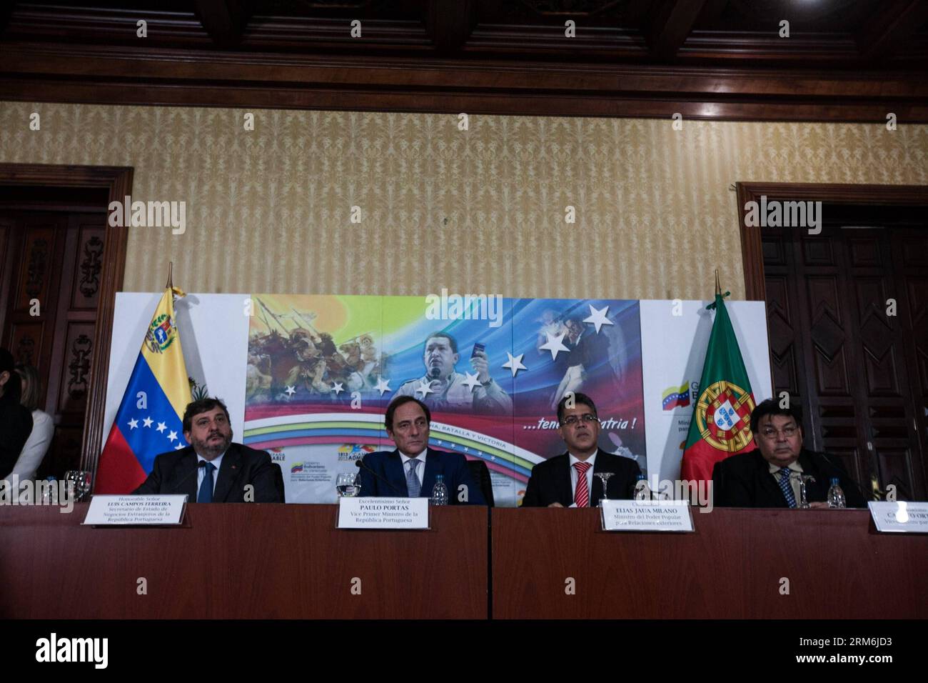 (140115) -- CARACAS, 15 janvier 2014 (Xinhua) -- le ministre des Affaires étrangères du Venezuela Elias Jaua (2e, R) et le vice-premier ministre du Portugal Paulo Portas (2e, L) ont présidé la neuvième réunion du comité de suivi des projets entre Caracas et Lisbonne, qui s'est tenue à Casa Amarilla à Caracas, Venezuela, le 15 janvier 2014. (Xinhua/Boris Vergara) (jg) (ah) VENEZUELA-CARACAS-PORTUGAL-POLITICS-MEETING PUBLICATIONxNOTxINxCHN Caracas Jan 15 2014 XINHUA Venezuela Ministres des Affaires étrangères Elias 2e r et Portugal Vice-premiers ministres Paulo PORTAS 2e l au cours de la neuvième réunion du Comité de suivi projets betw Banque D'Images