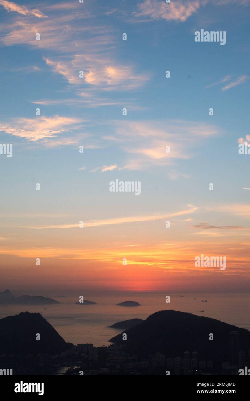 (140116) -- RIO DE JANEIRO, 16 janvier 2014 (Xinhua) -- la photo prise le 16 janvier 2014 montre les nuages rosés de l'aube au-dessus de la baie de Guanabara avant le lever du soleil à Rio de Janeiro, Brésil. (Xinhua/Xu Zijian) BRAZIL-RIO DE JANEIRO-GUANABARA BAY-SUNRISE PUBLICATIONxNOTxINxCHN Rio de Janeiro Jan 16 2014 XINHUA photo prise LE 16 2014 janvier montre les nuages rosés de l'aube au-dessus de la baie de Guanabara avant le lever du soleil à Rio de Janeiro Brésil XINHUA XU Zijian Brazil Rio de Janeiro Guanabara Bay Sunrise PUBLICATIONxNOTxNOTxINxINxCHN Banque D'Images