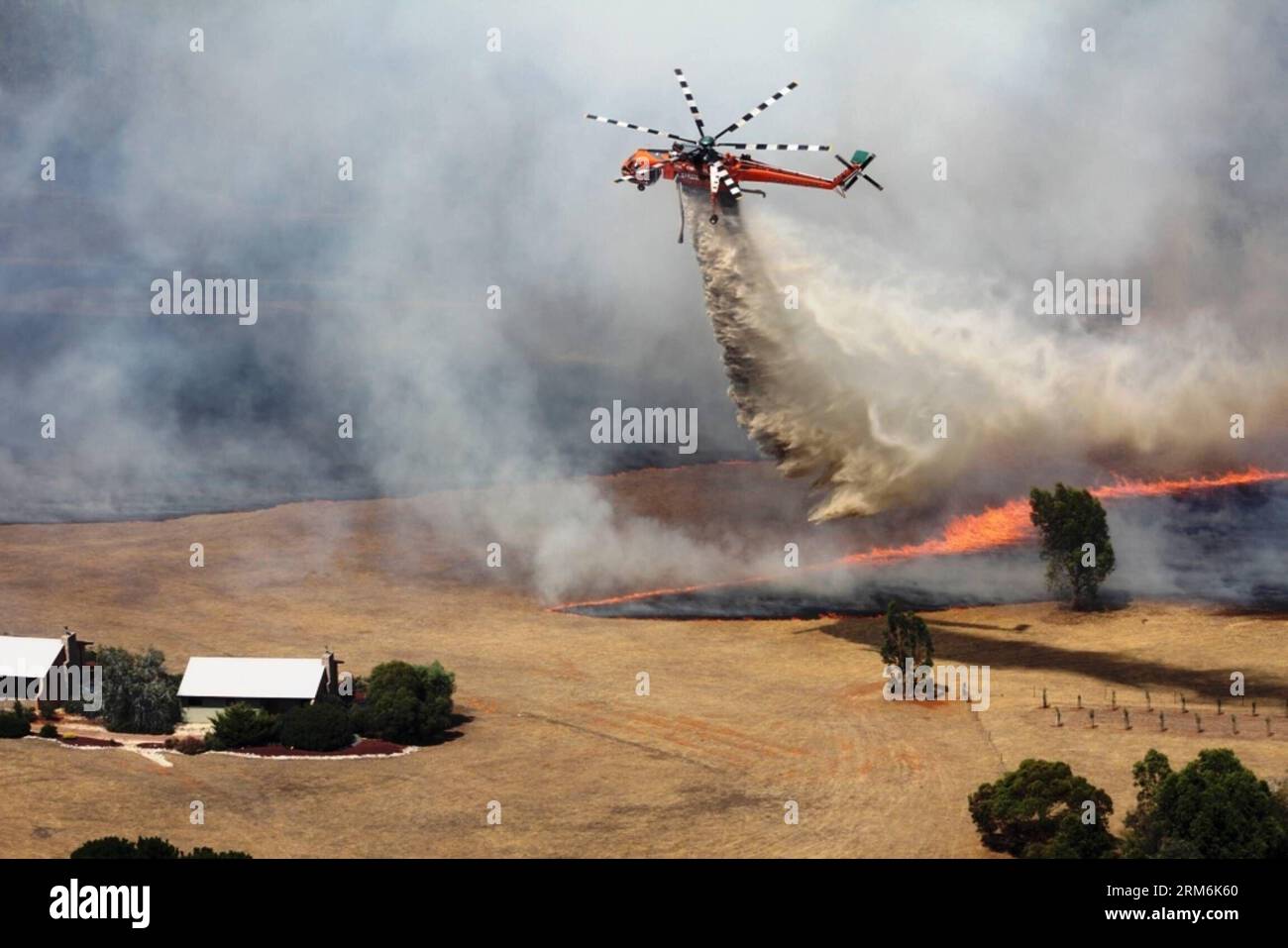 (140117) -- MELBOURNE, 17 janv. 2014 (Xinhua) -- la photo prise le 17 janvier 2014 montre un hélicoptère de lutte contre les incendies qui éteint le feu dans toute la région des Grampians du Victoria en Australie. Les feux de brousse rapides déclenchés par une chaleur record et attisés par un vent fort dans l'État de Victoria, dans le sud de l'Australie, ont fait un mort et ont mis la zone touchée en état d'alerte élevé vendredi. (Xinhua/Country Fire Authority) AUSTRALIA-VICTORIA-BUSHFIRE PUBLICATIONxNOTxINxCHN Melbourne Jan 17 2014 XINHUA photo prise LE 17 2014 janvier montre un hélicoptère de lutte contre les incendies éteignant des incendies dans V Banque D'Images