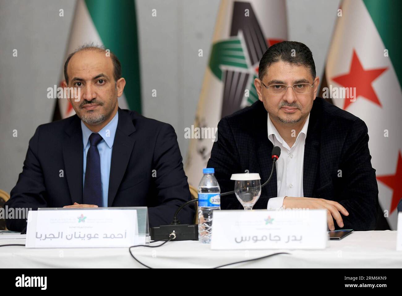 Ahmad Al-Jarba (à gauche), président de la Coalition nationale syrienne (CNS), et Badr Jamous, vice-président de la CNS, assistent à une conférence de la CNS à Istanbul, en Turquie, le 18 janvier 2014. Le principal bloc d’opposition syrien, la Coalition nationale syrienne (CNS), a annoncé ici qu’il participerait à la conférence de paix de Genève II après avoir tenu un vote secret sur sa participation samedi. (Xinhua/lu Zhe) TURQUIE-ISTANBUL-SYRIE-OPPOSITION-GENÈVE II PUBLICATIONxNOTxINxCHN Ahmad al le Président de la Coalition nationale syrienne SNC et Badr Vice-Président du SNC assistent à la Conférence SNC à Istanbul Turquie LE Jan Banque D'Images