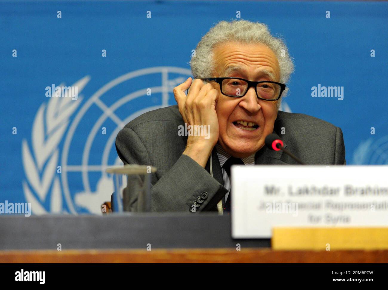 (140124) -- GENÈVE, 24 janv. 2014 (Xinhua) -- le médiateur des Nations Unies Lakhdar Brahimi assiste à une conférence de presse à Genève, le 24 janvier 2014. Les pourparlers pour une solution pour mettre fin aux conflits en Syrie se poursuivront ce week-end, et ni la délégation du gouvernement ni l’opposition ne vont se retirer, a confirmé vendredi soir le médiateur de l’ONU. (Xinhua/Qian Yi) SUISSE-GENÈVE-POURPARLERS DE PAIX SYRIENS-BRAHIMI PUBLICATIONxNOTxINxCHN Genève Jan 24 2014 XINHUA le Médiateur des Nations Unies Lakhdar Brahimi assiste à une conférence de presse à Genève Jan 24 2014 Talks for a solution to end Conflicts in Syria Banque D'Images