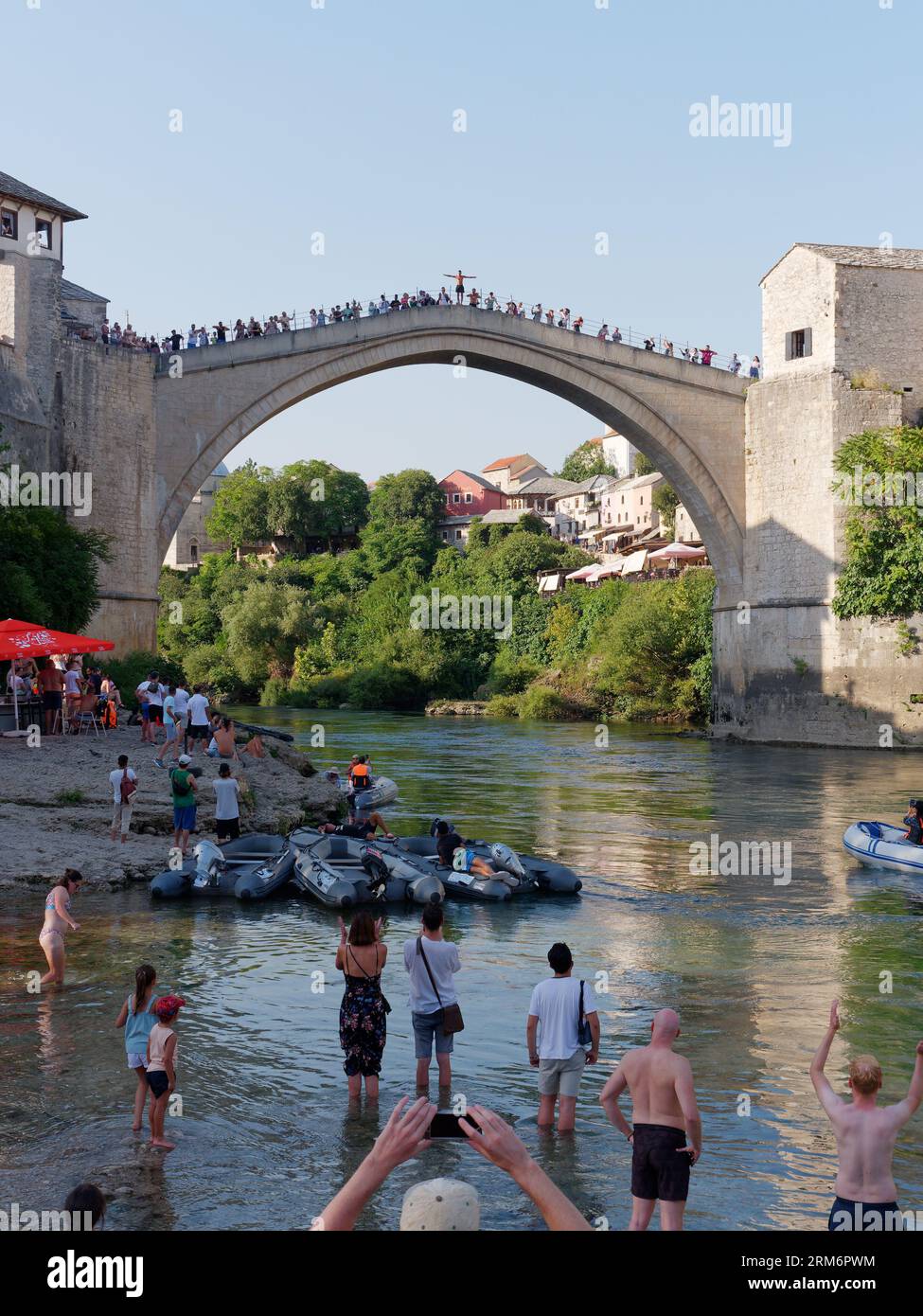 Quelqu'un se prépare à sauter de Stari Most (Vieux Pont) C'est un rite de passage à Mostar, Bosnie-Herzégovine, le 25 août 2023. Banque D'Images