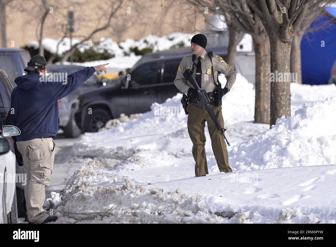 Un agent de police parle avec un résident alors qu’il monte la garde devant le centre commercial Columbia Town Center après que trois personnes aient été tuées dans une fusillade dans le centre commercial de Columbia, dans le Maryland, aux États-Unis, le 25 janvier 2014. (Xinhua/Zhang Jun) US-MARYLAND-COLUMBIA-MALL-SHOOTING PUBLICATIONxNOTxINxCHN un officier de police parle avec un résident alors qu'il tient la garde à l'extérieur du centre commercial Columbia Town Center après que trois célébrités ont été TUÉES dans une fusillade dans le centre commercial Columbia de Columbia États-Unis LE 25 2014 janvier XINHUA Zhang jun U.S. Maryland Columbia Mall Shooting PUBLICATIONxNOTxINxINxINxCHN Banque D'Images