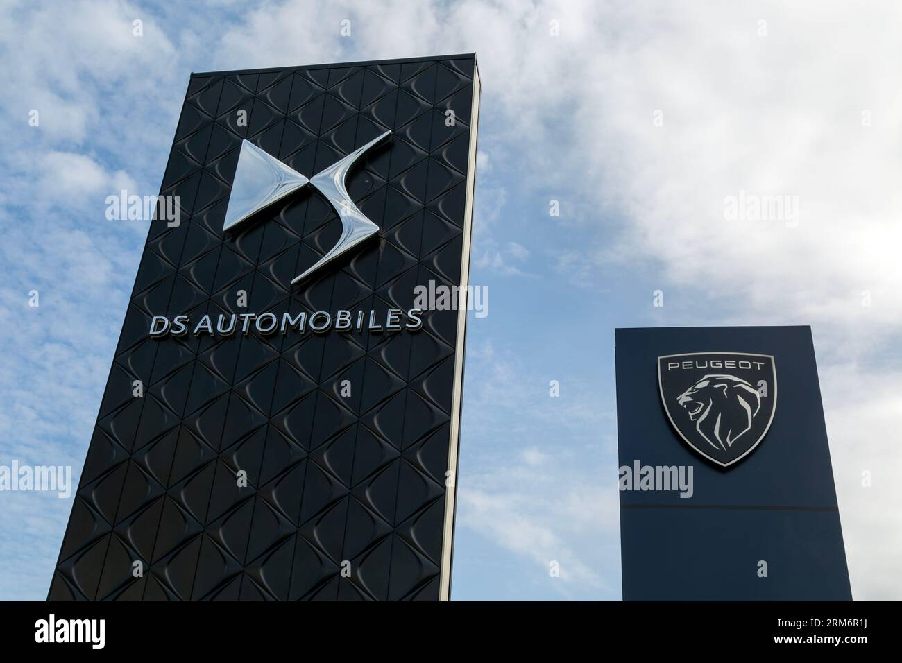 DS automobiles Peugeot concessionnaire automobile, zone industrielle Ransomes, Ipswich, Suffolk, Angleterre, ROYAUME-UNI Banque D'Images DS automobiles Peugeot concessionnaire automobile, zone industrielle Ransomes, Ipswich, Suffolk, Angleterre, ROYAUME-UNI Banque D'Images