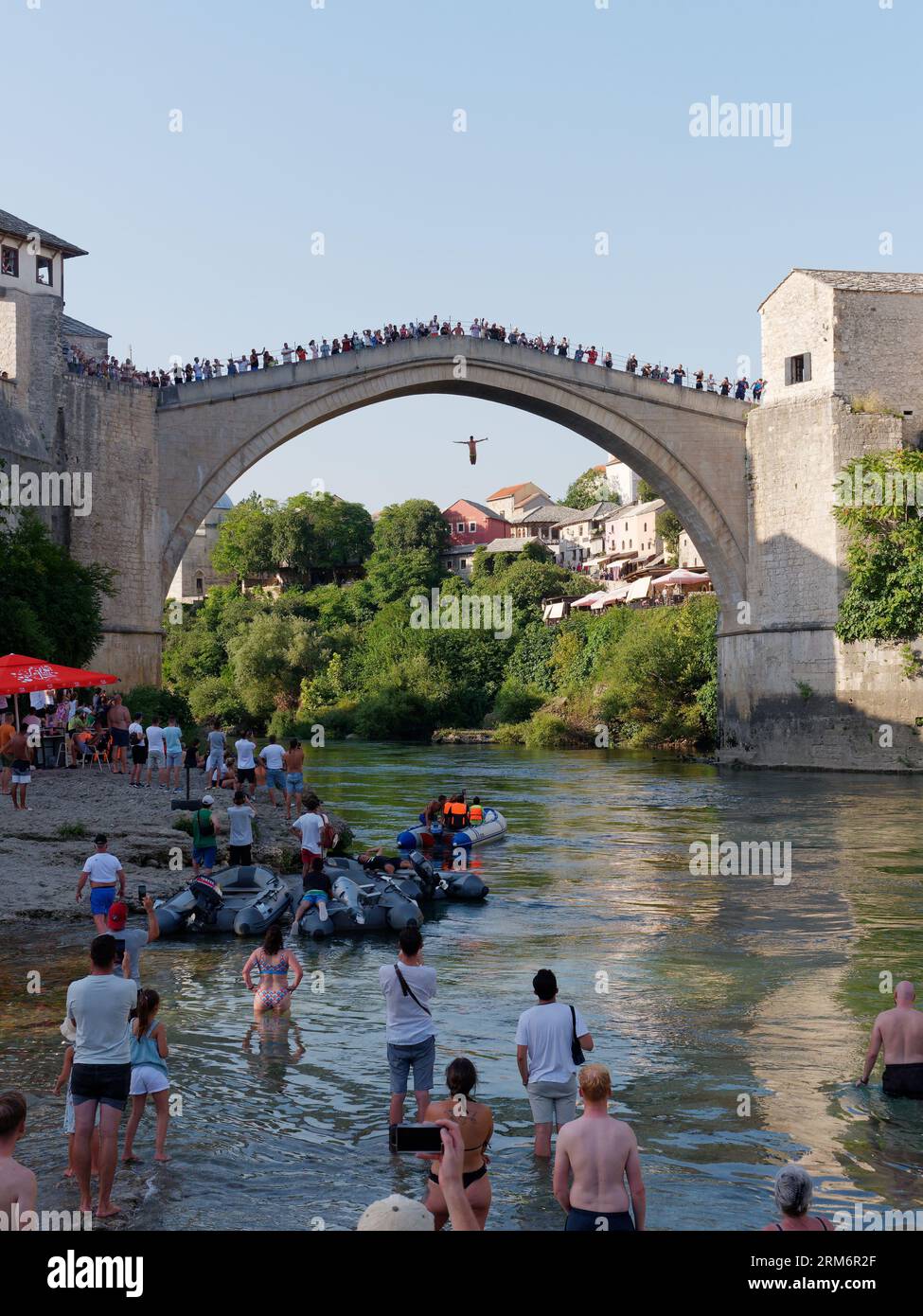 Quelqu'un saute de Stari Most (Vieux Pont) alors que les gens regardent ceci est un rite de passage à Mostar, Bosnie-Herzégovine, le 25 août 2023. Banque D'Images