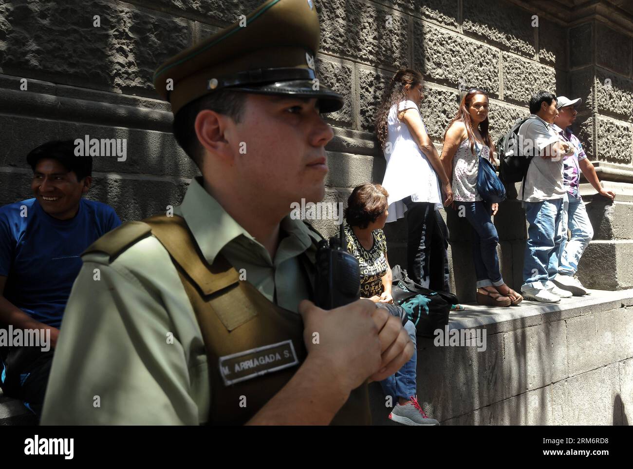 (140126) -- SANTIAGO, 26 janv. 2014 (Xinhua) -- Un policier monte la garde lors d'un événement qui s'est tenu dans le petit Lima , près du terrain de parade à Santiago, capitale du Chili, le 26 janvier 2014. Dimanche, le Comité des réfugiés péruviens au Chili a organisé un événement culturel dans le petit Lima , qui vise à souligner l'Union culturelle entre Chiliens et Péruviens, un jour avant que la Cour internationale de Justice (CIJ), basée à la Haye, ne se prononce sur le différend maritime entre le Pérou et le Chili. (Xinhua/Jorge Villegas) (fnc) (ah) CHILI-SANTIAGO-PÉROU-SOCIÉTÉ-ÉVÉNEMENT PUBLICATIONxNOTxINxCHN Santiago Jan 26 Banque D'Images