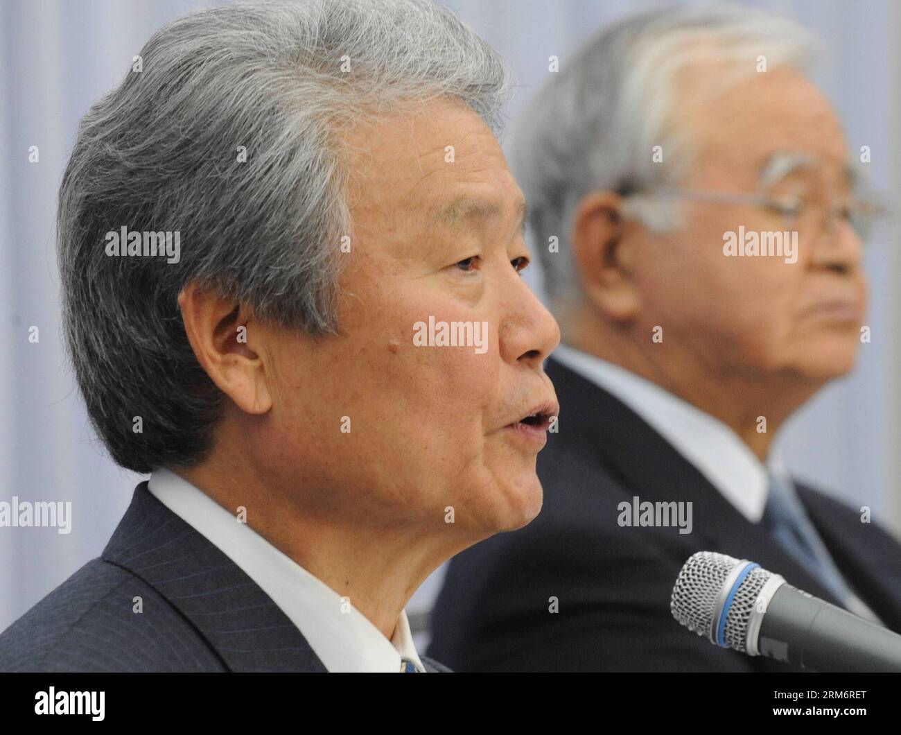 Accompagné du président de Sumitomo Chemical Co. Et du président de Keidanren Hiromasa Yonekura, Sadayuki Sakakibara (à gauche), président de Toray Industries Inc. Et prochain président du lobby d'affaires Keidanren, prend la parole lors d'une conférence de presse à Tokyo, Japon, le 27 janvier 2014. Sakakibara prendra ses fonctions à partir de juin prochain. (Xinhua/Stinger) JAPAN-TOKYO-ECONOMY-KEIDANREN PUBLICATIONxNOTxINxCHN accompagné du président de Sumitomo Chemical Co et du président de Keidanren Hiromasa Yonekura Sakakibara le président de Toray Industries Inc et le prochain président du lobby des entreprises Keidanren prend la parole lors d'un News C. Banque D'Images