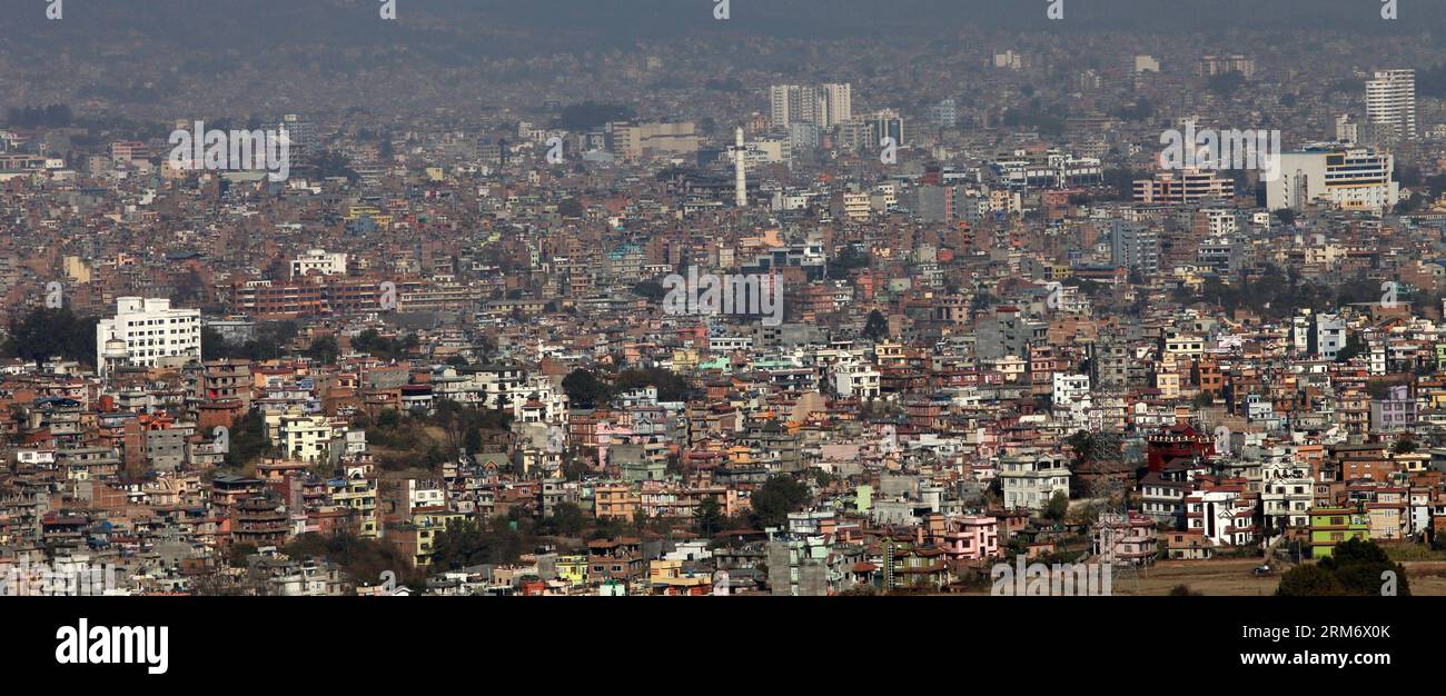 KATMANDOU, (Xinhua) -- photo prise de la colline de Kirtipur le 1 février 2014 montre une vue de la vallée avec un nombre croissant de jungles en béton ainsi que le Dharahara (Bhimsen Tower) au milieu à Katmandou, au Népal. (Xinhua/Sunil Sharma) NÉPAL-KIRTIPUR-VUE DE LA VALLÉE PUBLICATIONxNOTxINxCHN Katmandou XINHUA photo prise de la colline de Kirtipur LE 1 2014 février montre une vue de la vallée avec principalement nombre de jungles en béton avec la Tour au milieu à Katmandou Népal XINHUA Sunil Sharma Népal Kirtipur vue de la vallée PUBLICATIONXNOTXNXINXCHN Banque D'Images