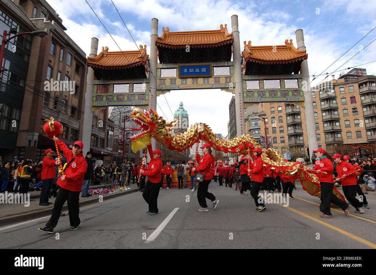 (140202) -- VANCOUVER, 2 fév. 2014 (Xinhua) -- des danseurs de dragon participent à une parade lunaire du nouvel an du cheval et à une célébration dans Chinatown à Vancouver, Canada, le 2 février 2014. La grande parade est l'une des plus importantes en Amérique du Nord, attirant plus de 80 000 000 personnes dans les rues de Chinatown. (Xinhua/Sergei Bachlakov) CANADA-VANCOUVER-LUNAR NOUVEL AN-PARADE PUBLICATIONxNOTxINxCHN Vancouver 2 2014 février les danseurs de dragon de XINHUA participent au nouvel an lunaire de la parade des chevaux et de la célébration à China Town à Vancouver Canada 2 2014 février la Grande parade EST l'une des plus importantes en Amérique du Nord drawi Banque D'Images