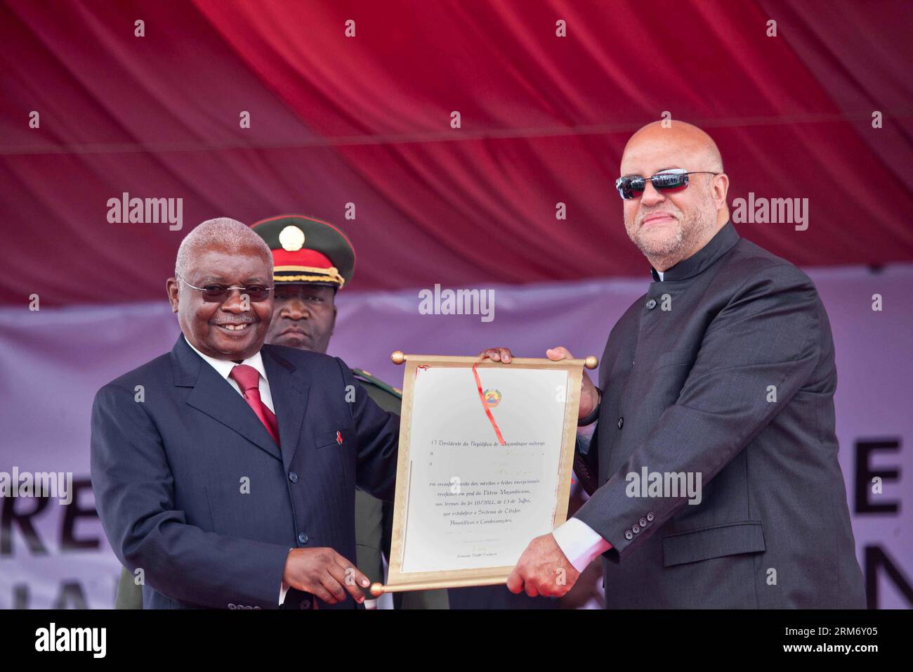 (140203) -- MAPUTO, 3 février 2014 (Xinhua) -- le président mozambicain Armando Guebuza (à gauche) remet la certification du héros le plus honoraire de la République du Mozambique à Eduardo Mondlane Junior, fils aîné de Mondlane, au nom de la famille lors d'une cérémonie marquant la Journée des héros, créé pour commémorer la mort du fondateur et premier président du parti au pouvoir Eduardo Mondlane, à Maputo, Mozambique, le 3 février 2014. (Xinhua/Mauro Vombe) MOZAMBIQUE-MAPUTO-HEROES DAY-MEMORIAL PUBLICATIONxNOTxINxCHN Maputo février 3 2014 XINHUA Président mozambicain Armando Guebuza l Banque D'Images