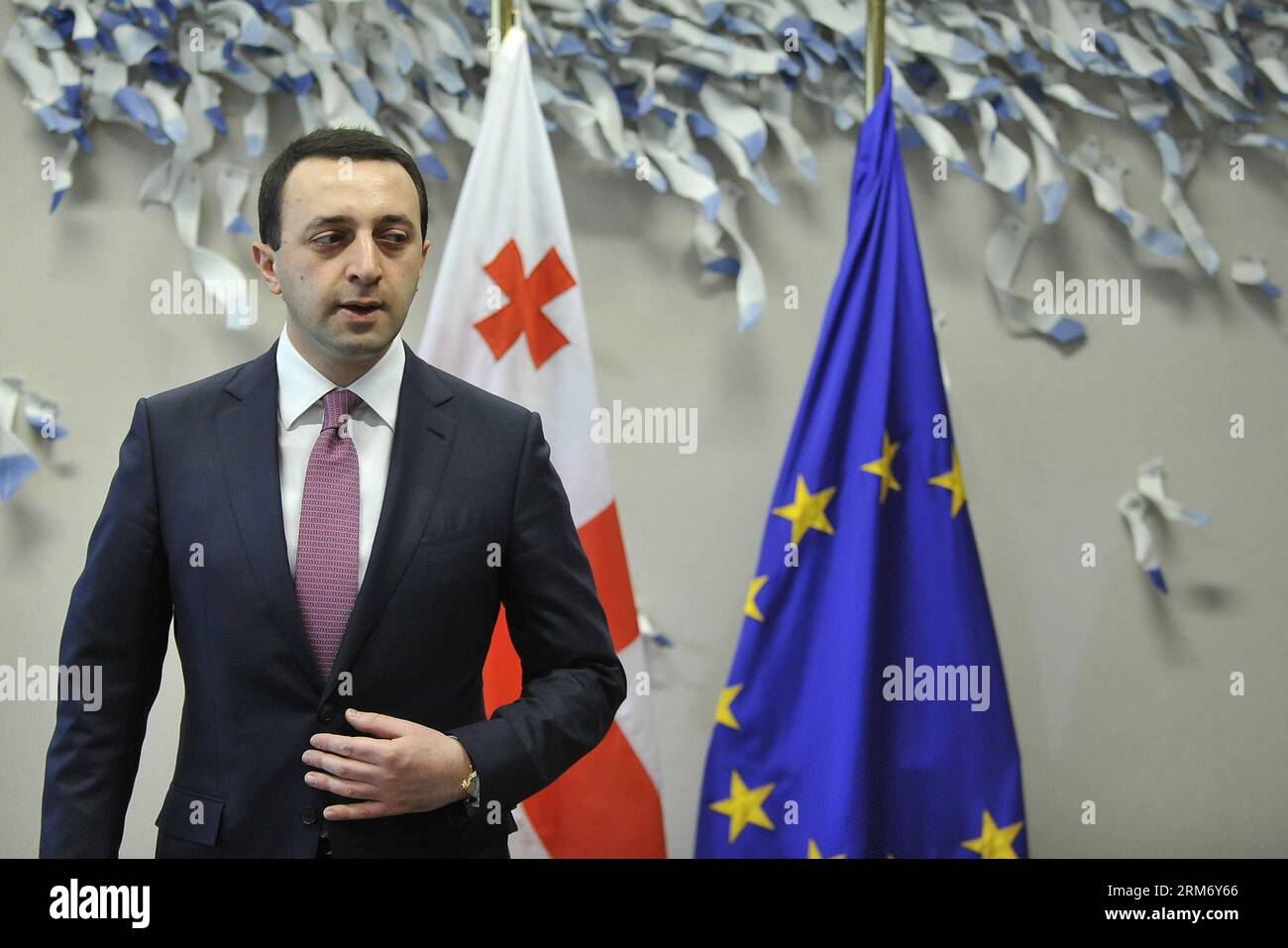 (140204) -- BRUXELLES, 4 février 2014 (Xinhua) -- le Premier ministre géorgien Irakli Garibashvili arrive dans une salle de réunion pour rencontrer le président du Conseil européen Herman Van Rompuy (non vu) au siège de l'UE à Bruxelles, capitale de la Belgique, le 4 février 2014. (Xinhua/Ye Pingfan) BELGIUM-BRUSSELS-eu-GEORGIA-PM-VISIT PUBLICATIONxNOTxINxCHN Bruxelles février 4 2014 le Premier ministre géorgien de XINHUA Irakli Garibashvili arrive DANS une salle de réunion pour rencontrer le président du Conseil européen Herman van Rompuy Not Lakes AU siège de l'UE à Bruxelles capitale belge février 4 2014 XINHUA Ye Pingfan Belgique Bruxelles eu Geo Banque D'Images