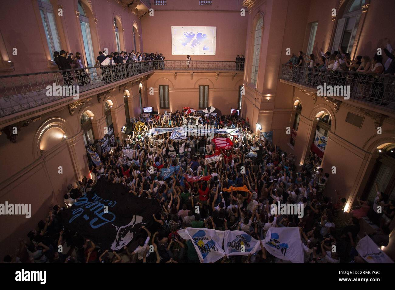 BUENOS AIRES, le 4 février 2014 - la Présidente de l Argentine, Cristina Fernandez de Kirchner, regarde les participants lors de l annonce de l augmentation des jubilations et de l affectation à l aide scolaire, au Palais du Gouvernement, à Buenos Aires, capitale de l Argentine, le 4 février 2014. (Xinhua/Martin Zabala) ARGENTINA-BUENOS AIRES-POLITICS-FERNANDEZ PUBLICATIONxNOTxINxCHN Buenos Aires Fév 4 2014 Argentine S Président Cristina Fernandez de Kirchner regarde les participants lors de l'ANNONCE de la plupart des jubilations et l'affectation pour l'aide scolaire dans le Palais du Gouvernement à Buenos Aires ville C Banque D'Images
