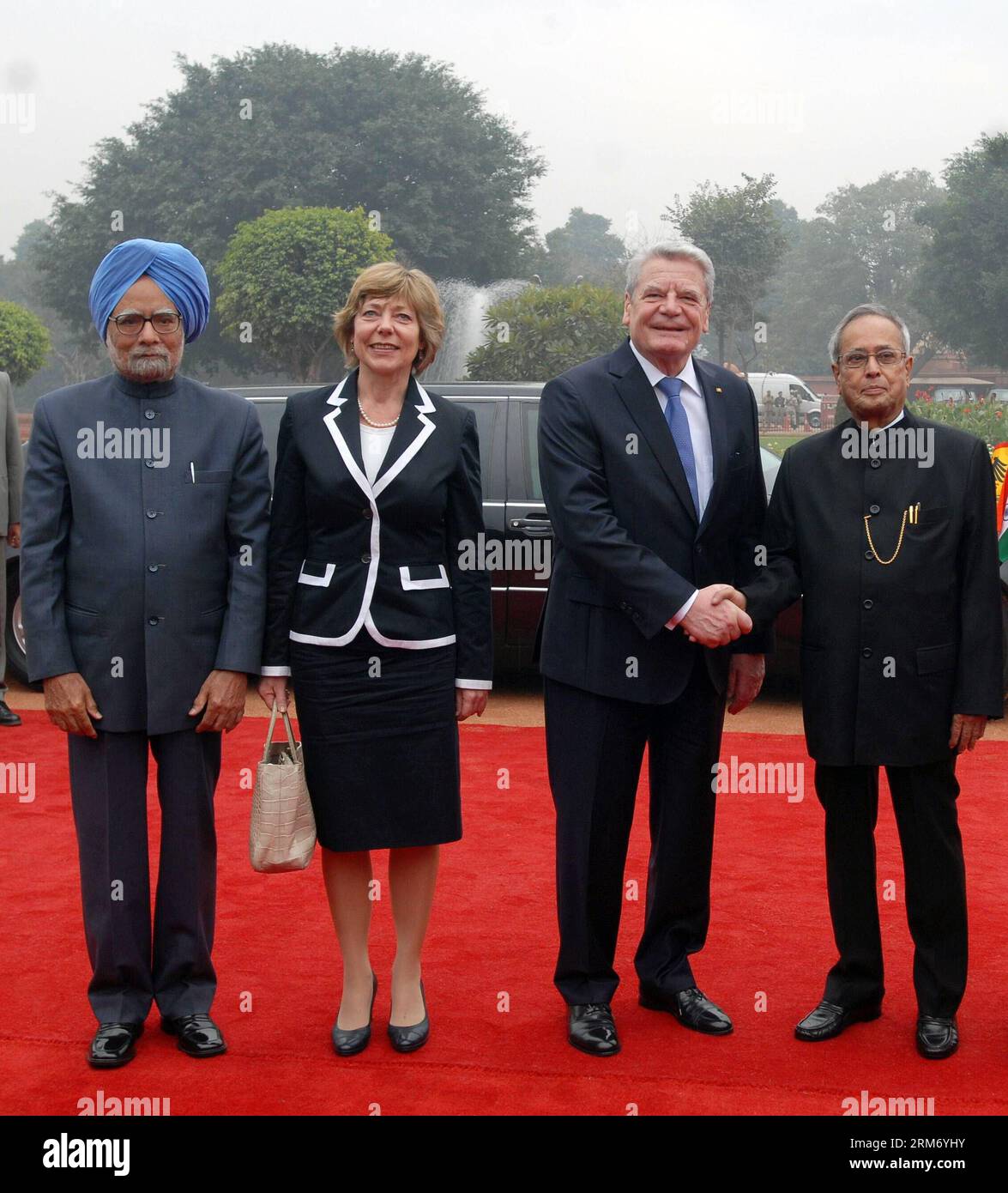 (140205) -- NEW DELHI, 5 février 2014 (Xinhua) -- le président allemand Joachim Gauck (2e à droite) et son épouse Daniela Schadt posent pour des photos avec le président indien Pranab Mukherjee (à droite) et le premier ministre indien Manmohan Singh (à gauche) lors d'une cérémonie au palais présidentiel indien à New Delhi, en Inde, le 5 février 2014. (Xinhua/Partha Sarkar) autorisé par ytfs (SECTION MONDIALE) INDE-NEW DELHI-ALLEMAGNE-VISIT PUBLICATIONxNOTxINxCHN New Delhi février 5 2014 le président allemand DE XINHUA Joachim Gauck 2e r et son épouse Daniela Schadt posent pour des photos avec le président indien Pranab Mukherjee r et le Premier ministre indien Banque D'Images